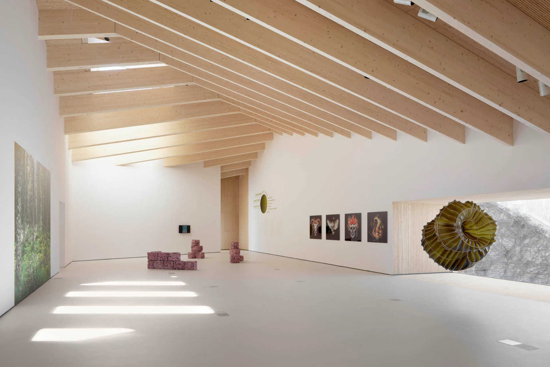 Ein Dachstuhl aus Holz-Leimbindern spannt sich über die beiden Ausstellungsräume im Obergeschoss.