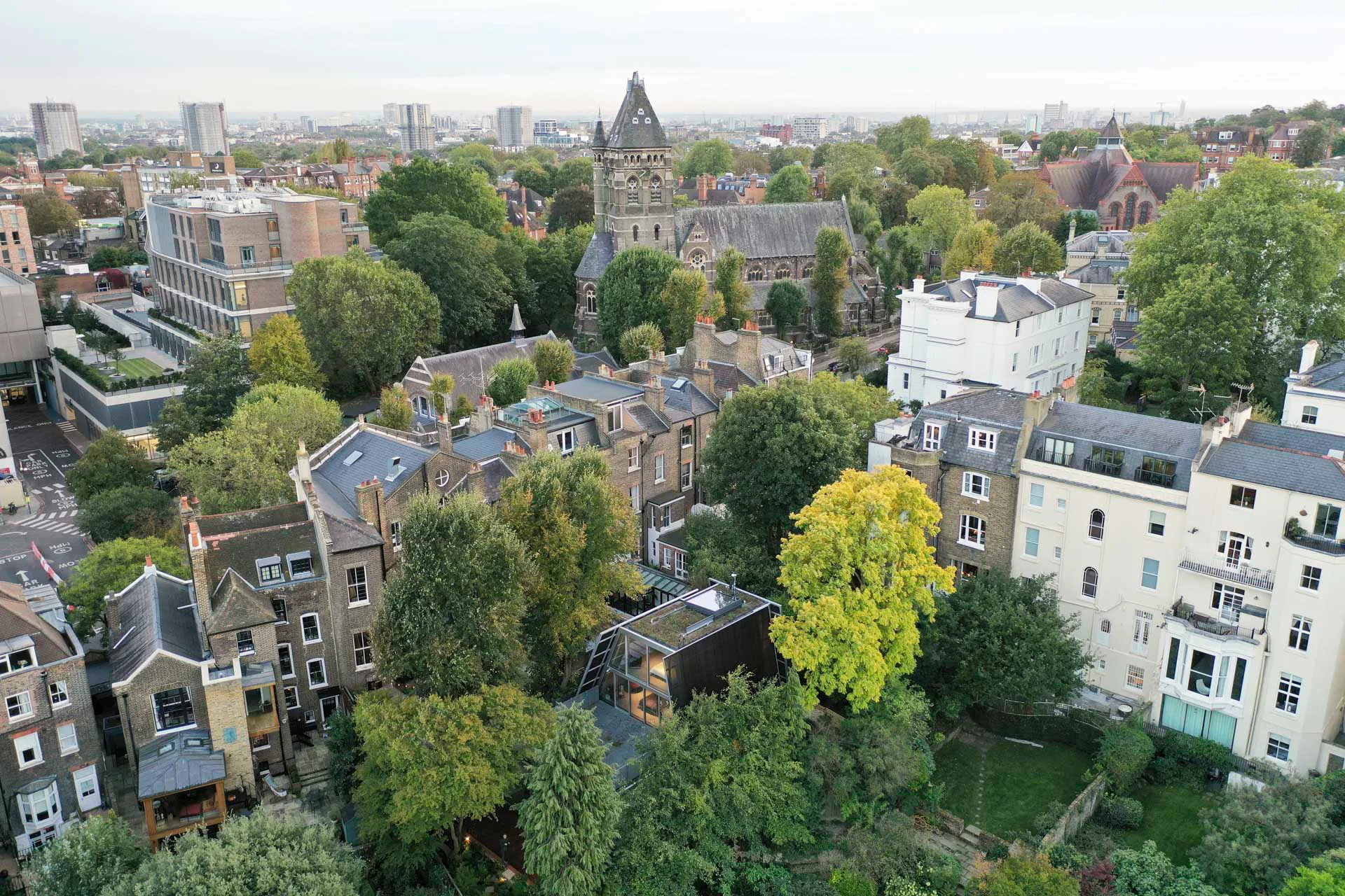 Das Reciprocal House steht umgeben von deutlich größeren Gebäuden im Nord-Londoner Stadtteil Hampstead.