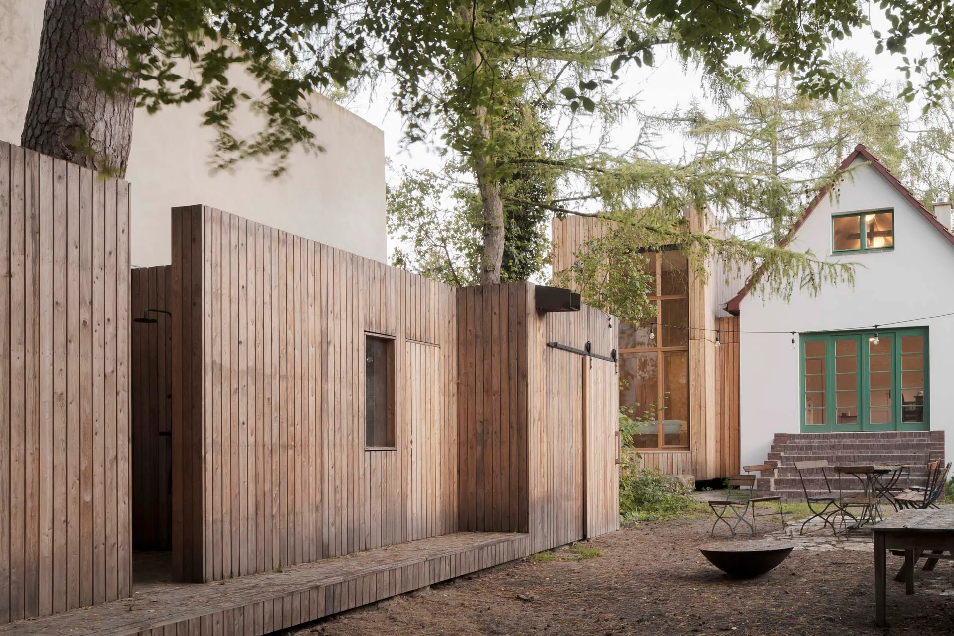 Teil des Ensembles ist ein Nebengebäude mit Sauna.