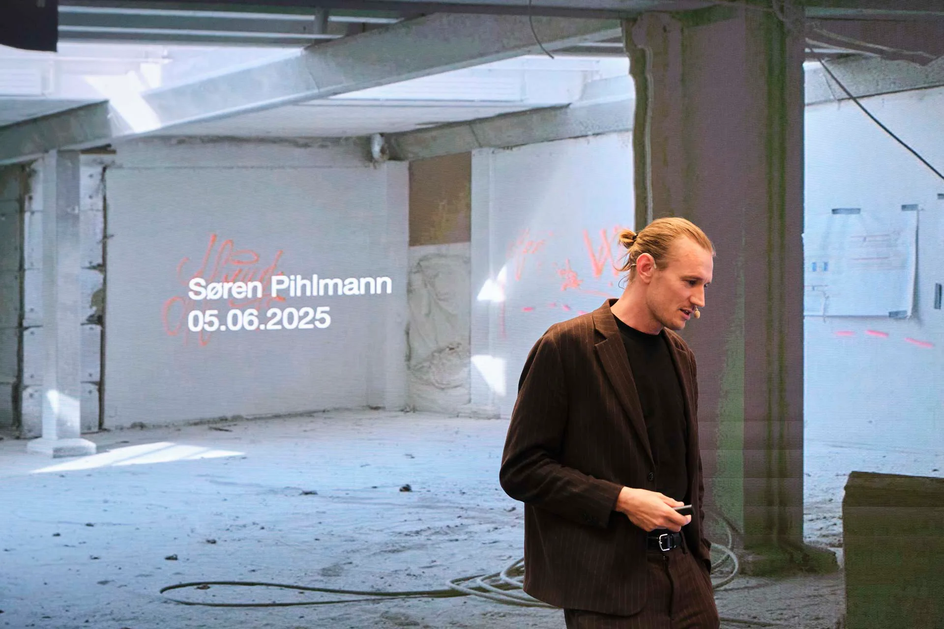 Søren Pihlmann spricht bei seinem Vortrag über den diesjährigen Dänischen Pavillon der Architekturbiennale 2025 in Venedig und über sein Projekt Thoravej 29.