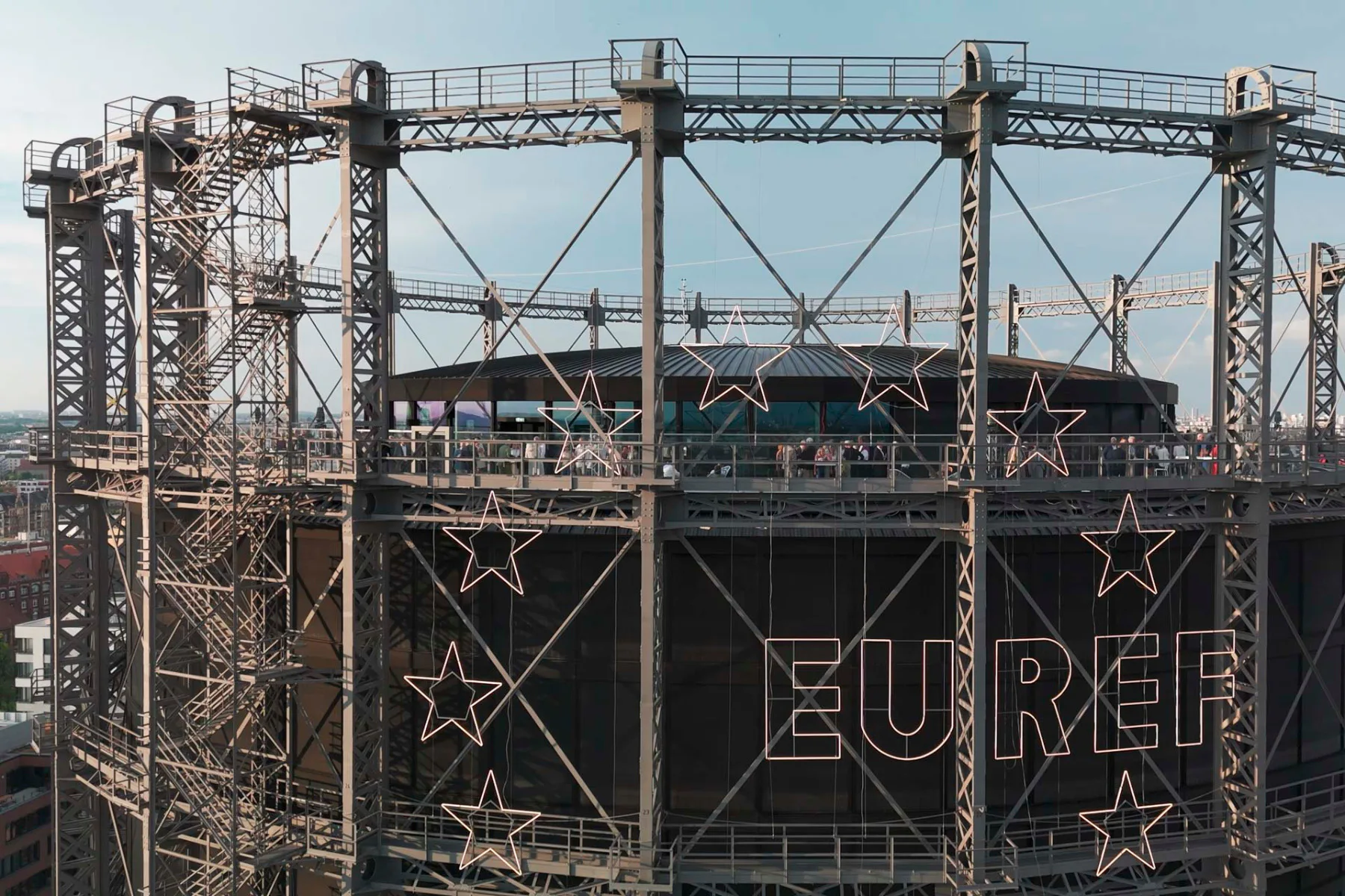 Im oberen Stockwerk gibt es eine öffentlich zugängliche Skylounge mit verglaster Terrasse, darüber hat Kalzip ein kreisrundes Warmdach installiert.