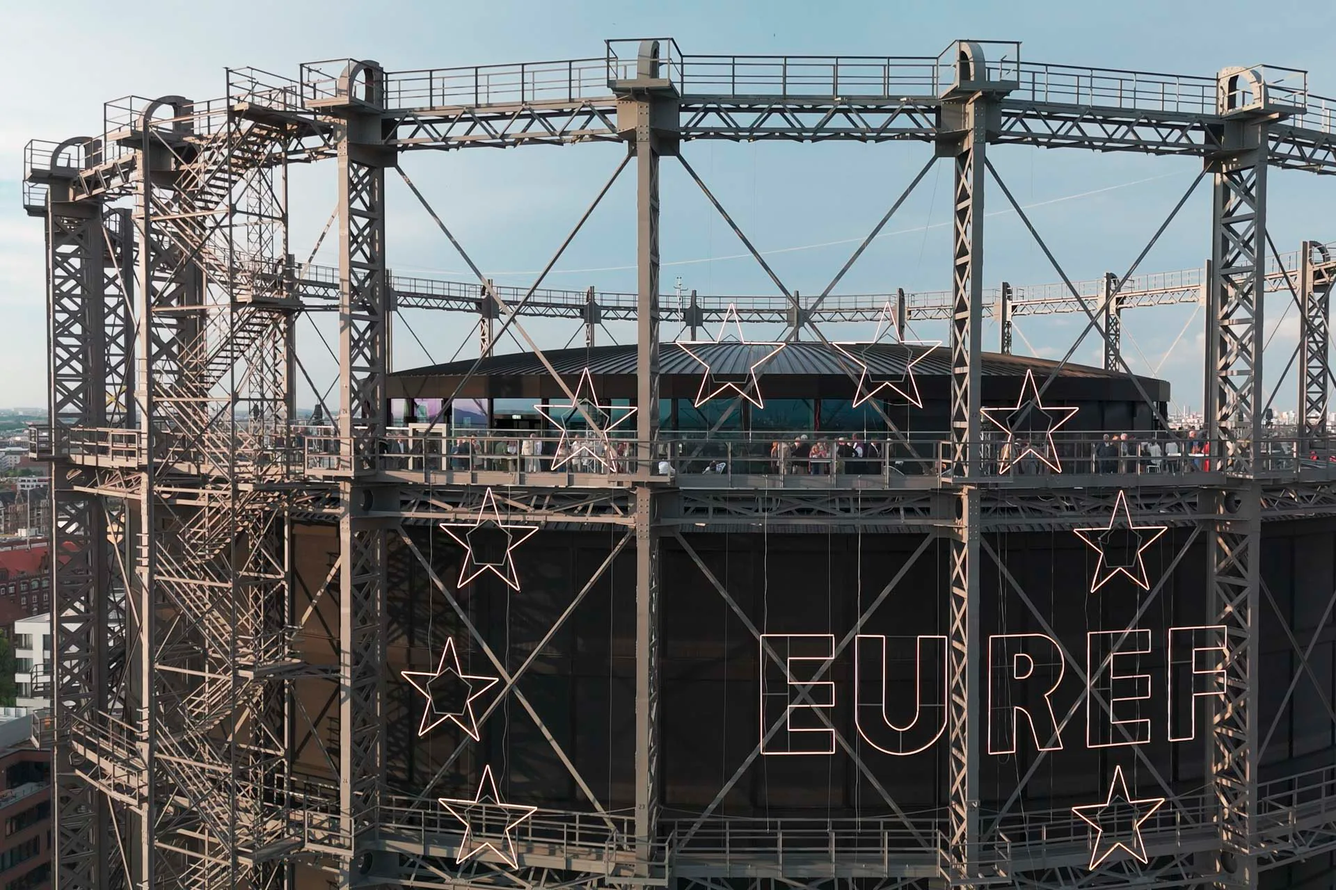 Im oberen Stockwerk gibt es eine öffentlich zugängliche Skylounge mit verglaster Terrasse, darüber hat Kalzip ein kreisrundes Warmdach installiert.
