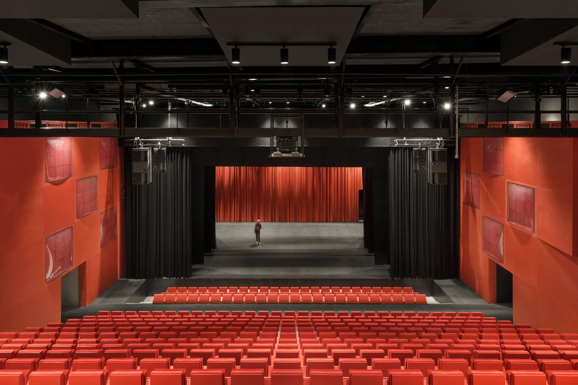 Der Theatersaal mit seinen 500 Sitzplätzen ist komplett in Rot gehalten.