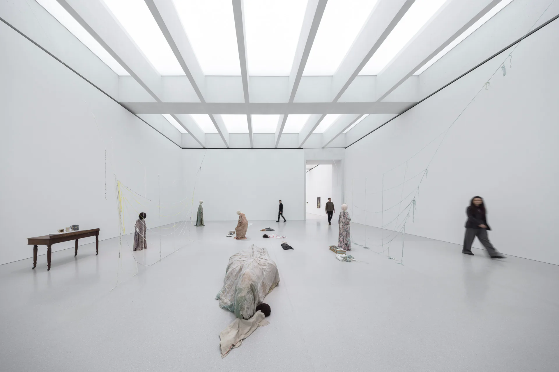 Nahezu alle Ausstellungssäle erhalten Tageslicht – sei es durch die Decke oder durch einen Fensterschlitz in der Fassade.