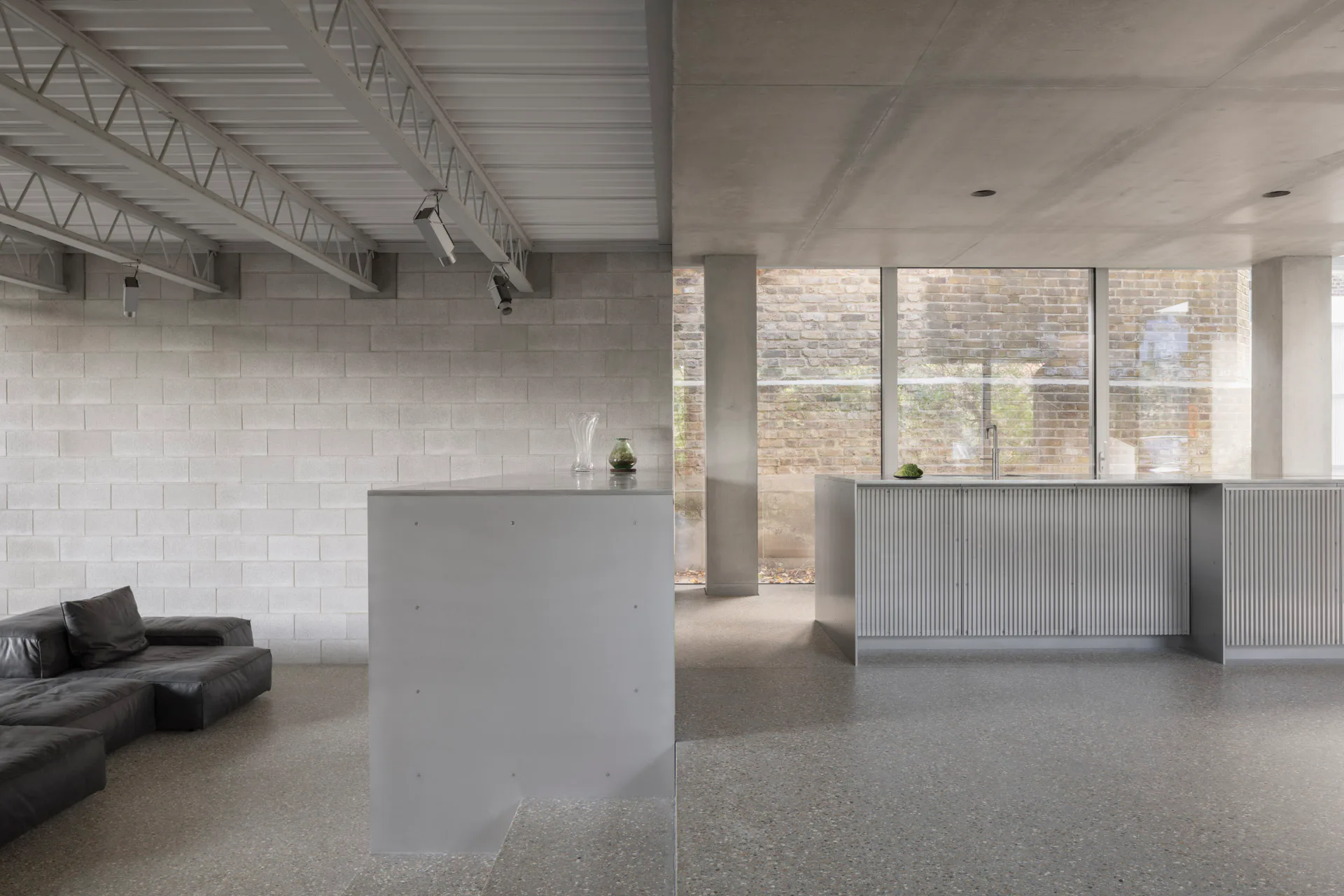 Schnittstelle zwischen Alt und Neu: Links der ehemalige Anbau von Foster Associates aus den 1960er-Jahren, rechts der dreigeschossige Neubau von Gianni Botsford Architects.