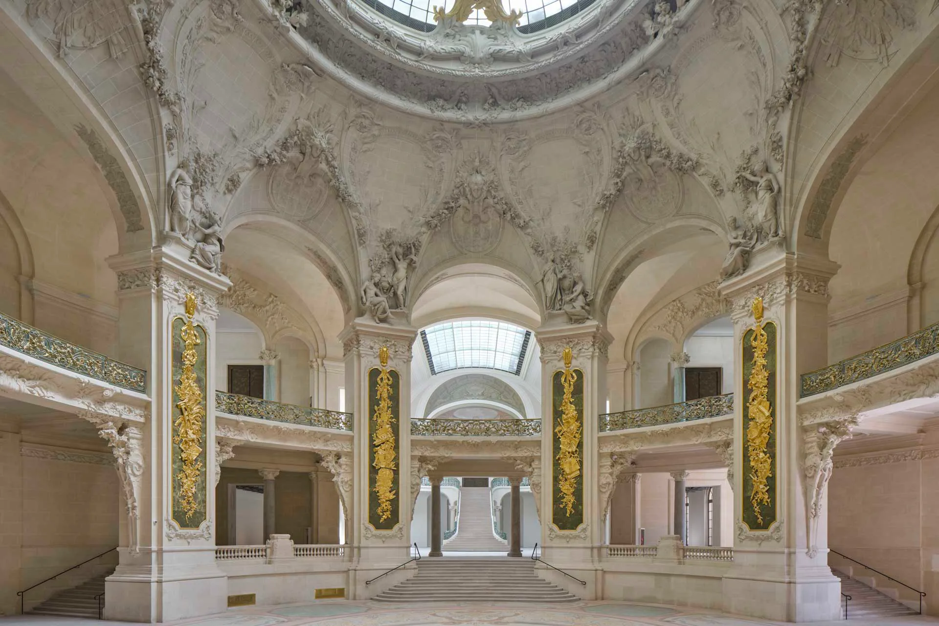 Die Rotunde im Palais d'Antin entstand 1937 im Rahmen der Ausstellung „Arts et Techniques dans la Vie Moderne“ und bietet einen beeindruckenden Blick auf das Hauptschiff und die Rotunde des Palais.