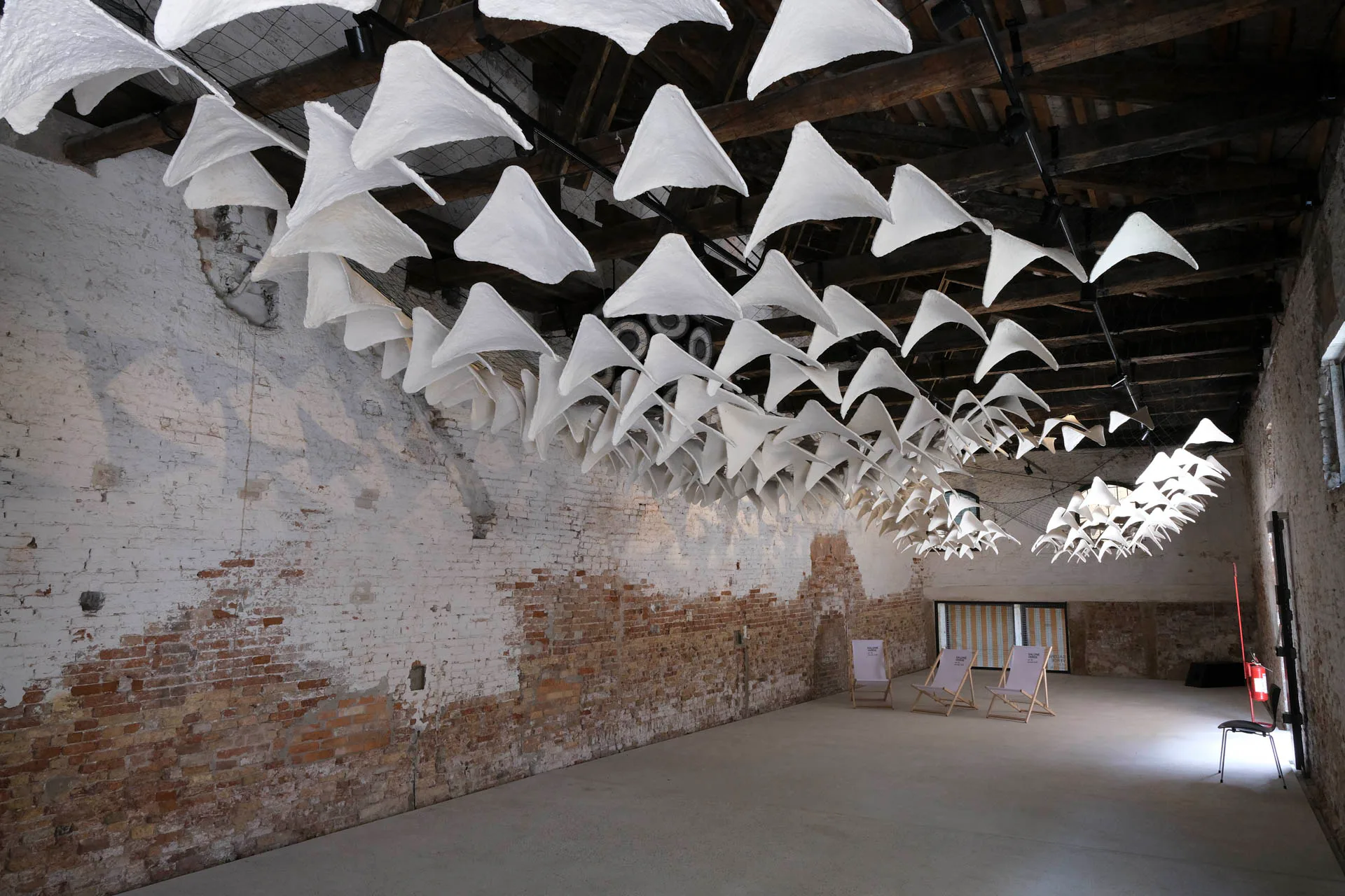 „Keep cool“ im Salone Verde. Installation der Universität Stuttgart, der HfT Stuttgart und der TH Deggendorf. Kuratoren: Martin Ostermann, Diane Ziegler, Sabine Wiesend.