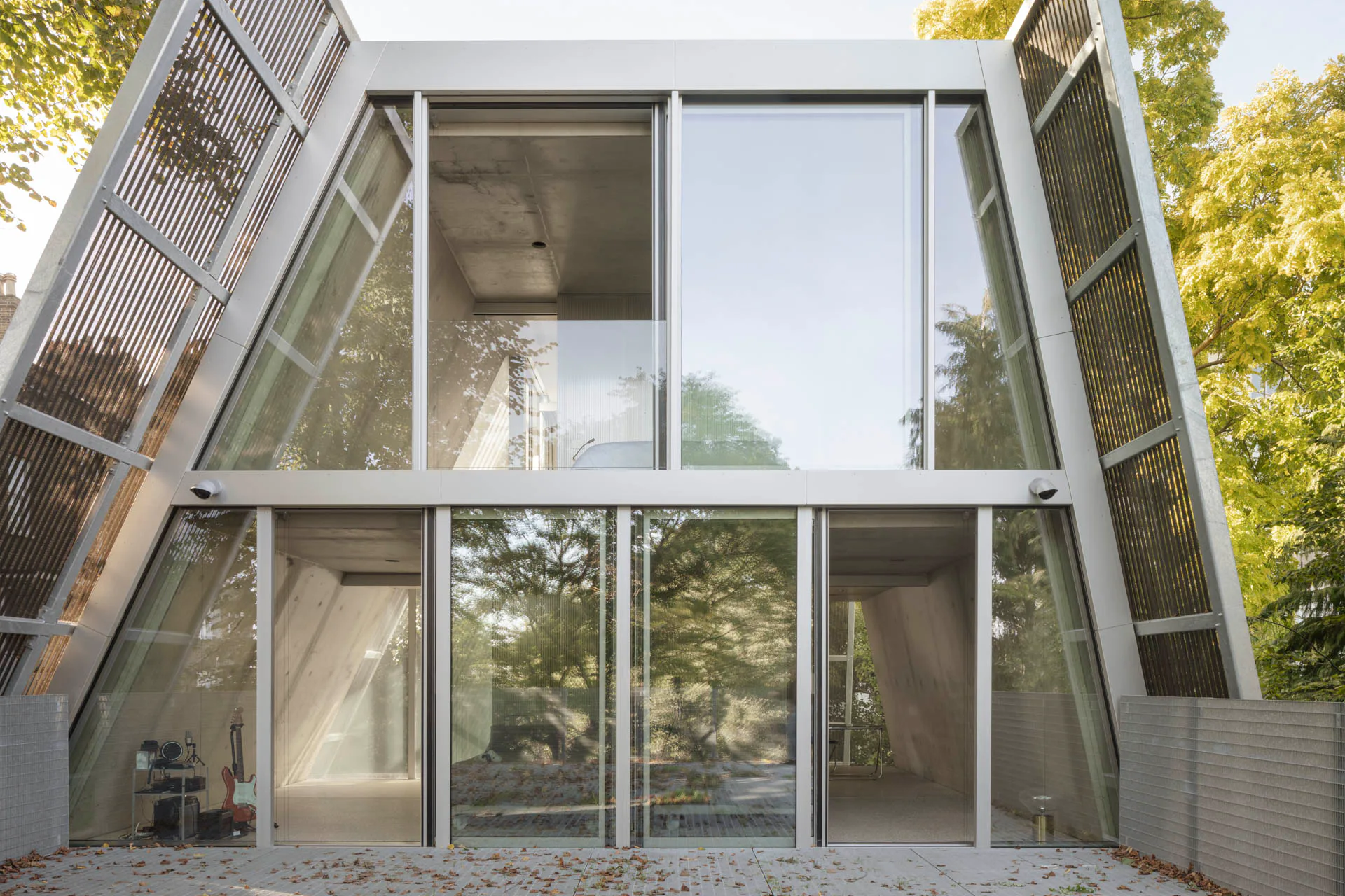 Auf der Rückseite öffnen sich die beiden Obergeschosse mit raumhohen Glasflächen zu einer 56 m² großen Dachterrasse.