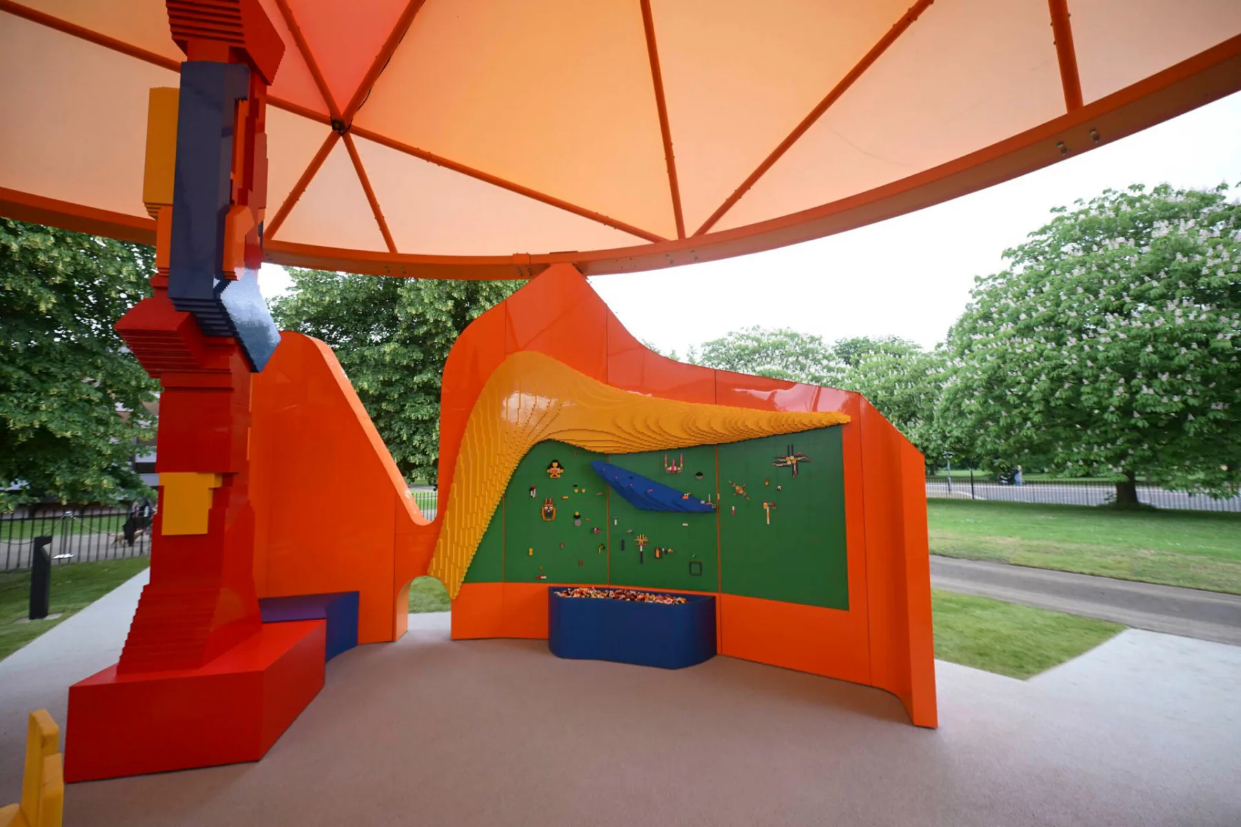 The Play Pavilion 2025, entworfen von Sir Peter Cook (Peter Cook Studio Crablab), in Zusammenarbeit mit Serpentine und the LEGO Group.