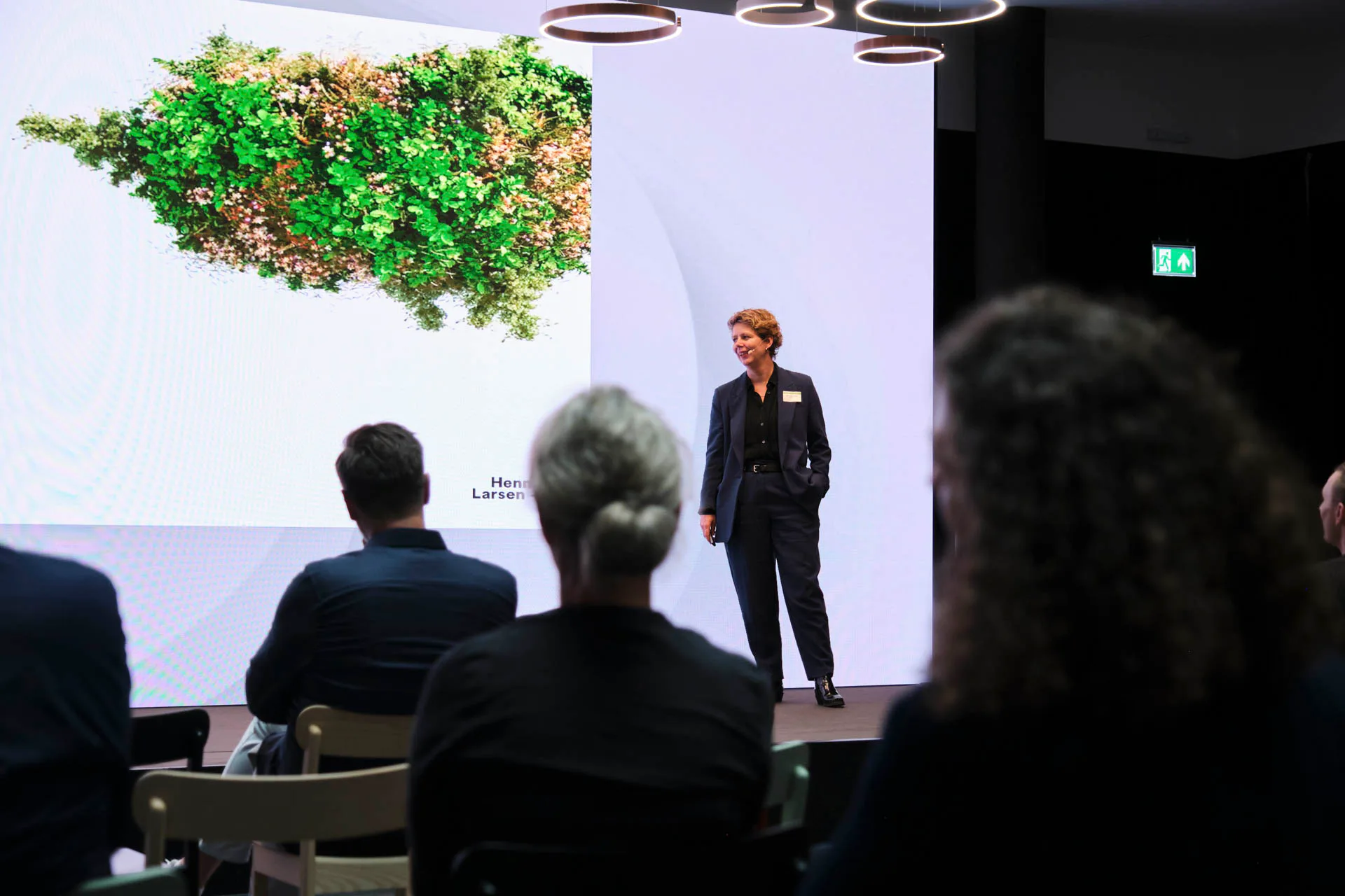 Franziska Meisel, Landschaftsarchitektin bei Henning Larsen, regt in ihrem Vortrag zum „Bauen für die Natur“ an.