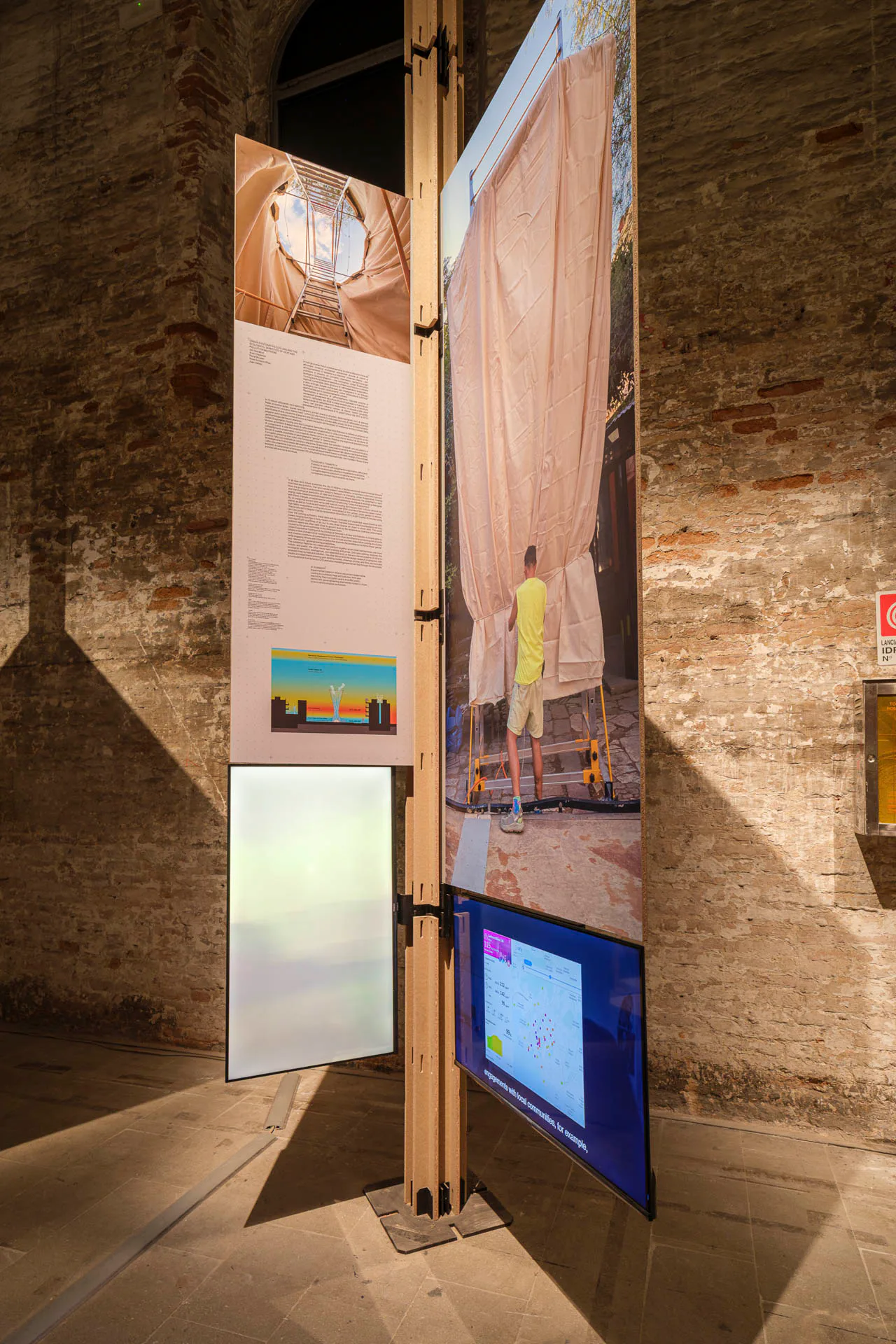 „Urban Evaporative Cooling and the Ecological Semiotics of Heat and Pollution in Athens“. Projektteam: Jon Goodbun, Aran Chadwich, Flora McLean, Rosa Schiano-Phan, Juan Valledo.