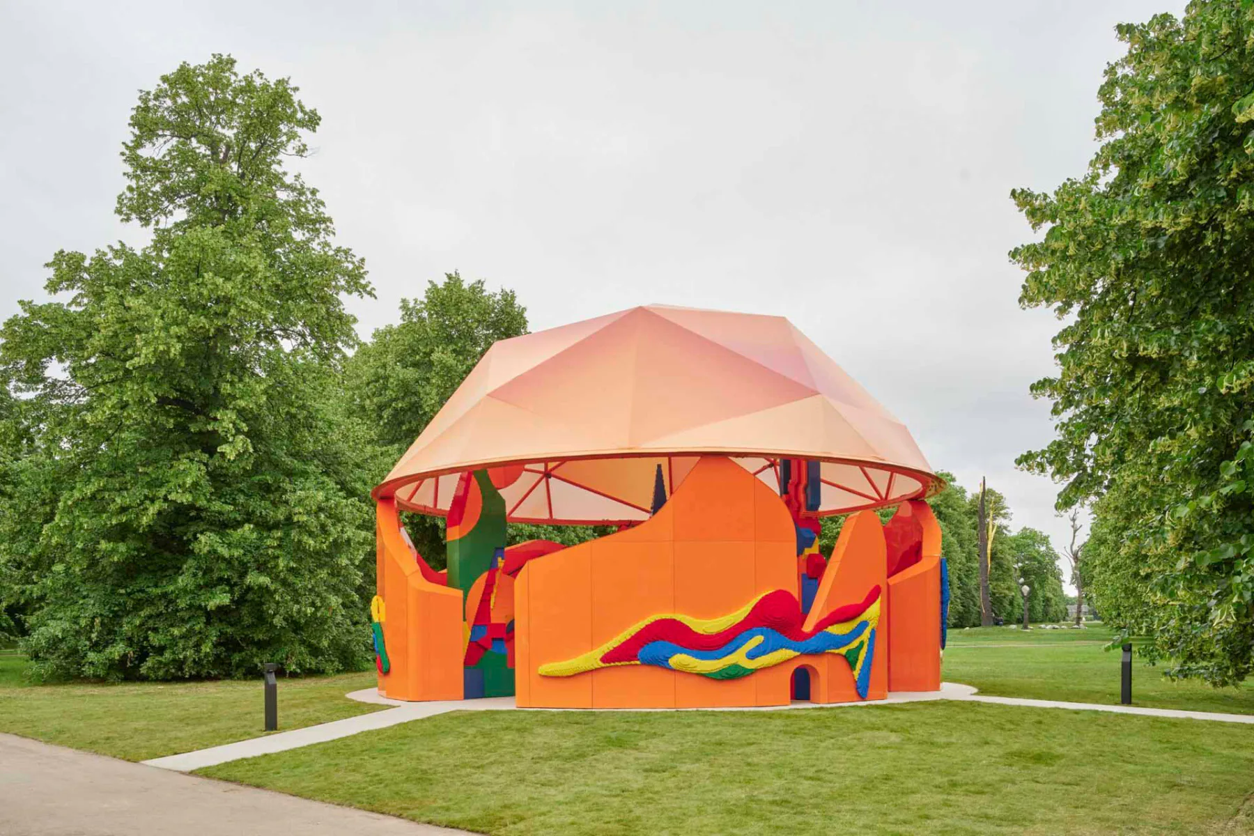 The Play Pavilion 2025, entworfen von Sir Peter Cook (Peter Cook Studio Crablab), in Zusammenarbeit mit Serpentine und the LEGO Group.