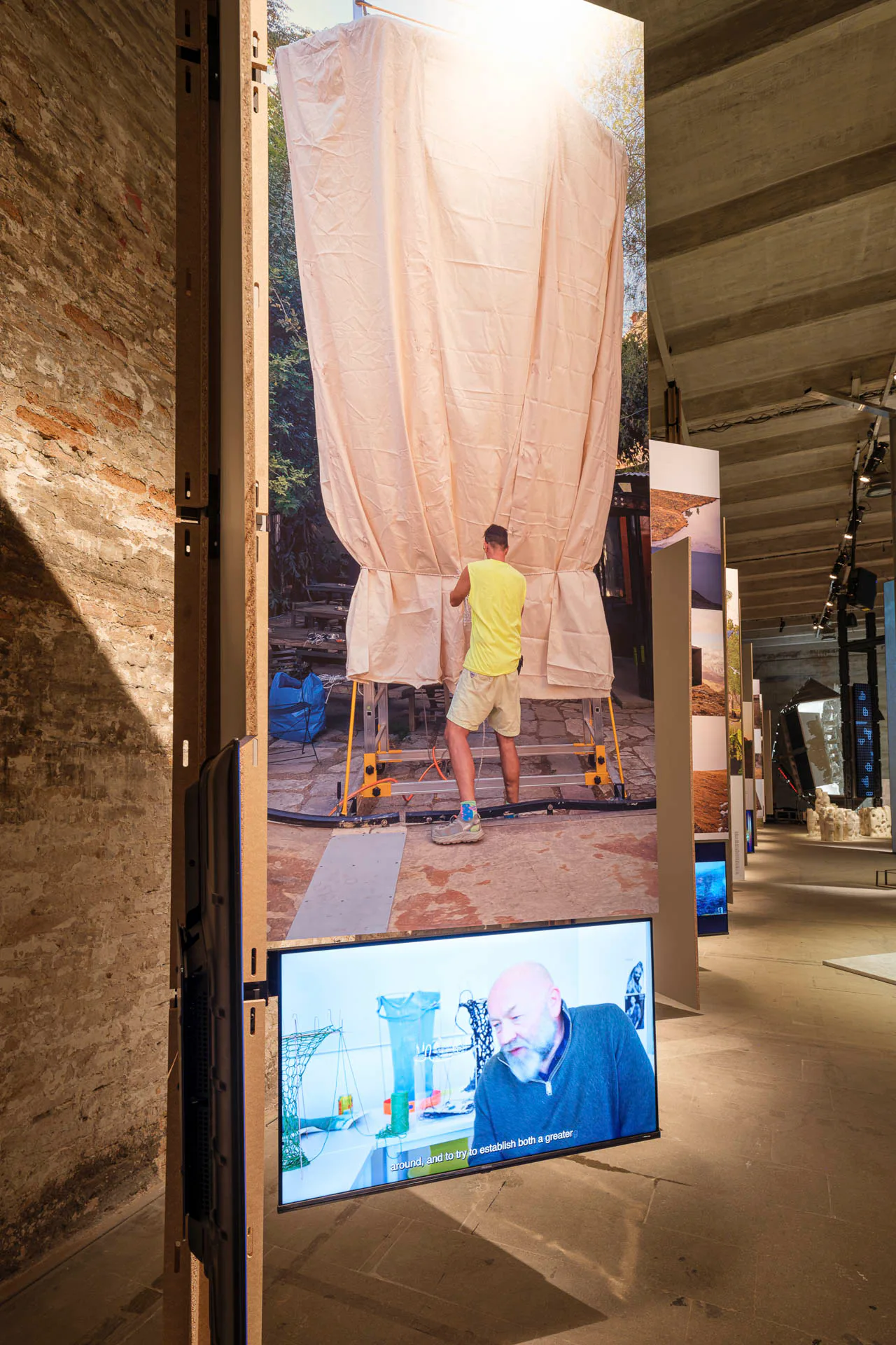 „Urban Evaporative Cooling and the Ecological Semiotics of Heat and Pollution in Athens“. Projektteam: Jon Goodbun, Aran Chadwich, Flora McLean, Rosa Schiano-Phan, Juan Valledo.