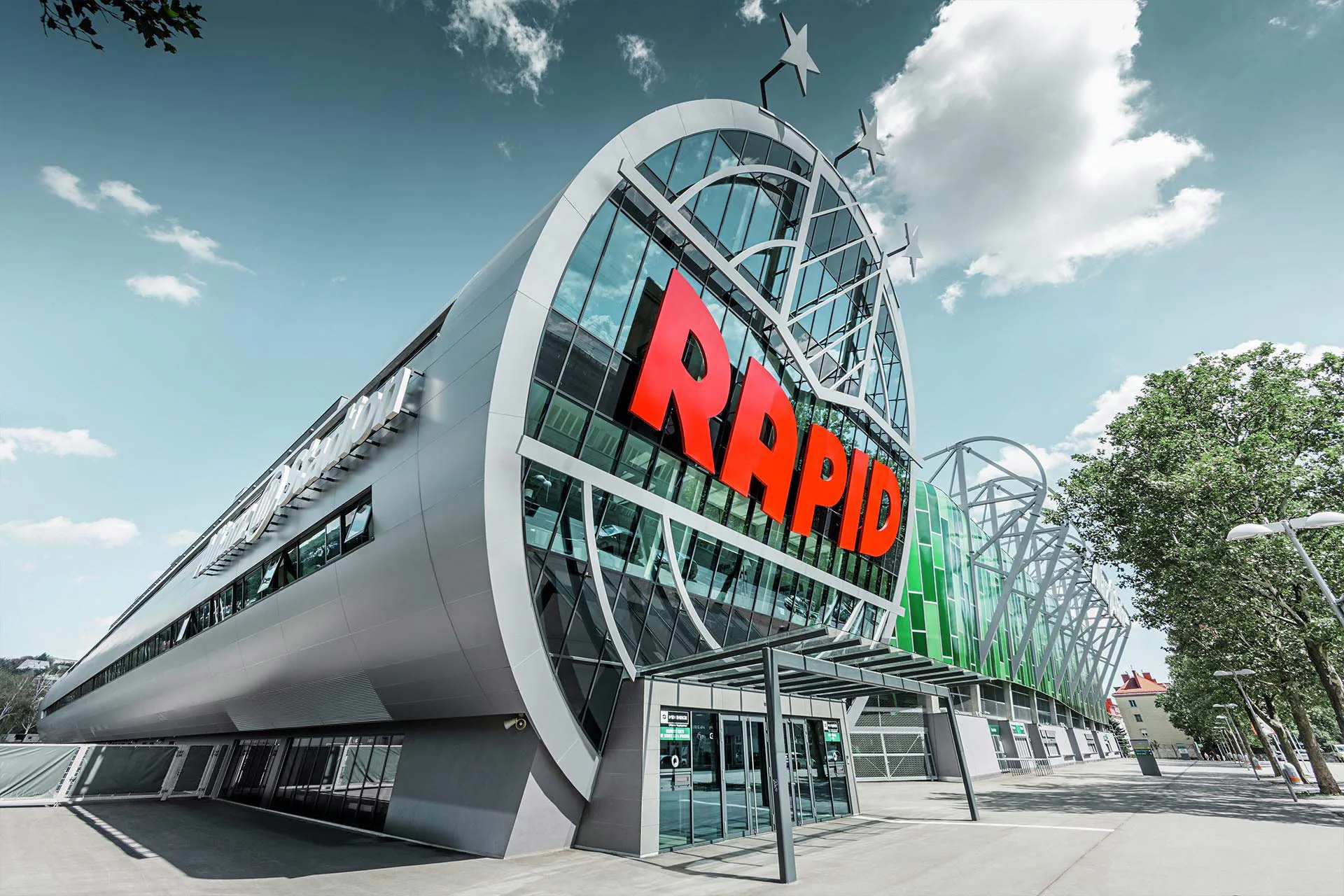Allianz Stadion in Wien, umhüllt von einer Sonderkonstruktion aus Prefa Aluminium Verbundplatten in Silbermetallic.