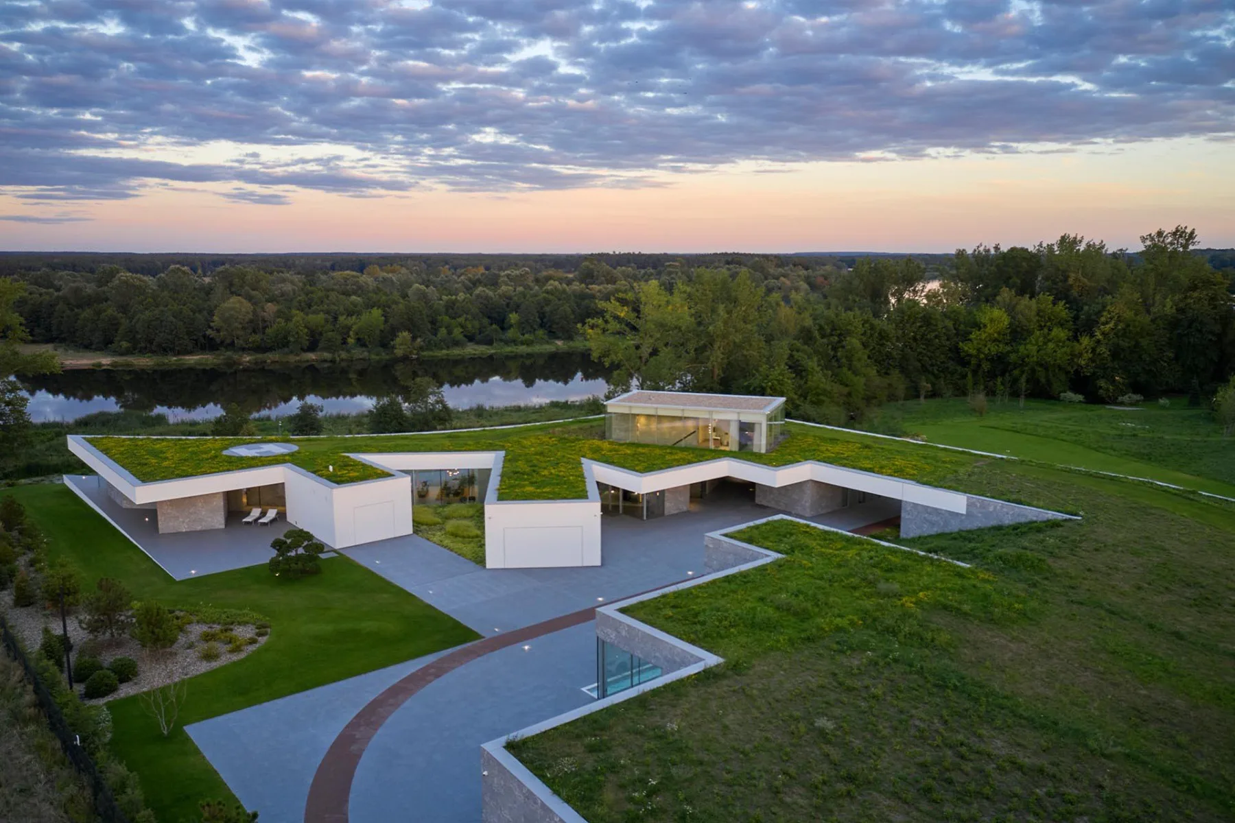 Das Dune House befindet sich auf einer Anhöhe am Ufer des Narew, umgeben von viel Grün - und inmitten der Natur kommen Twinson Terrassendielen am besten zur Geltung.
