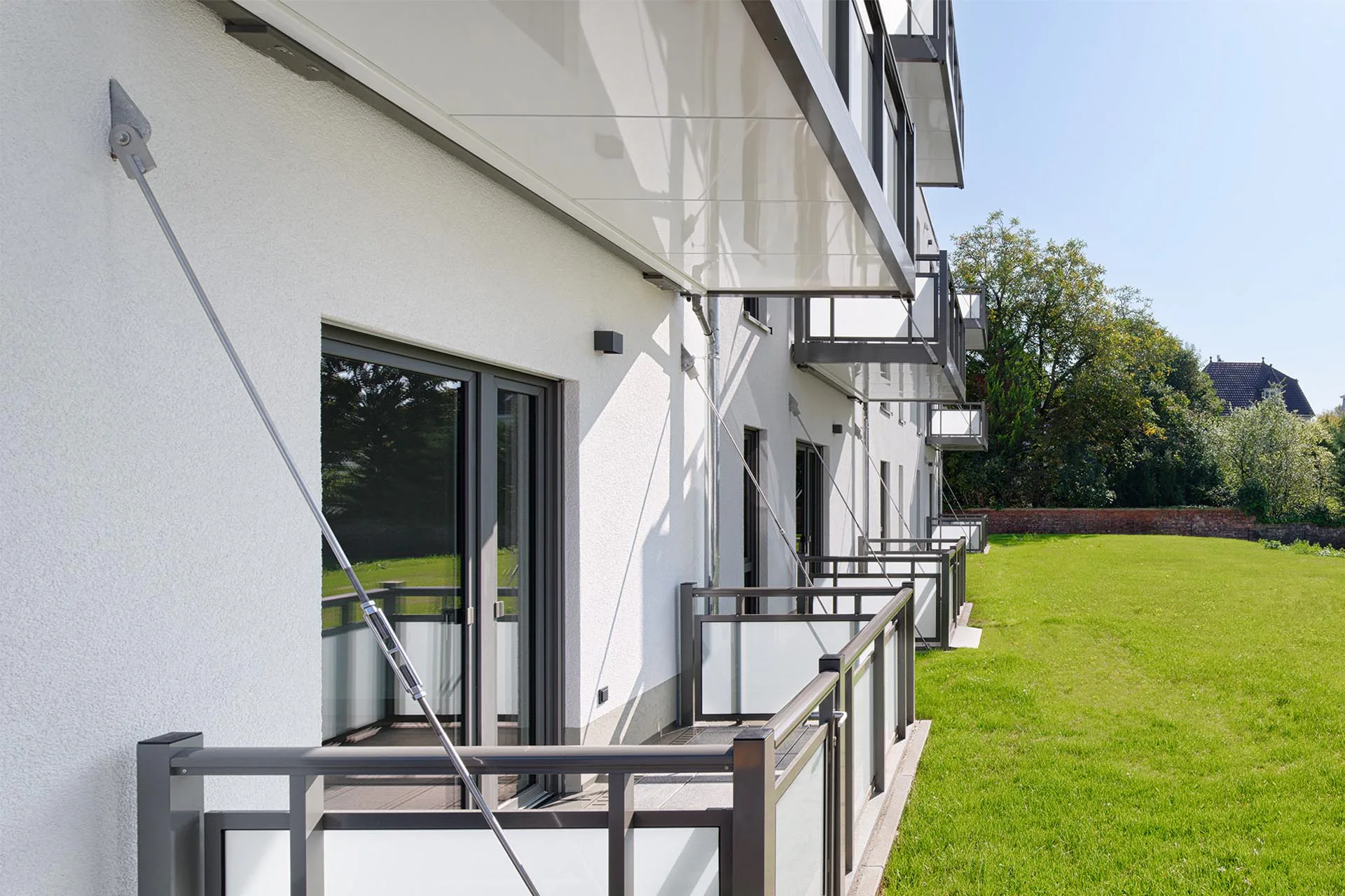 Das filigrane Hängesystem für die Balkone mit stabilen Stahlseilen sorgt für eine sehr ästhetische Optik.