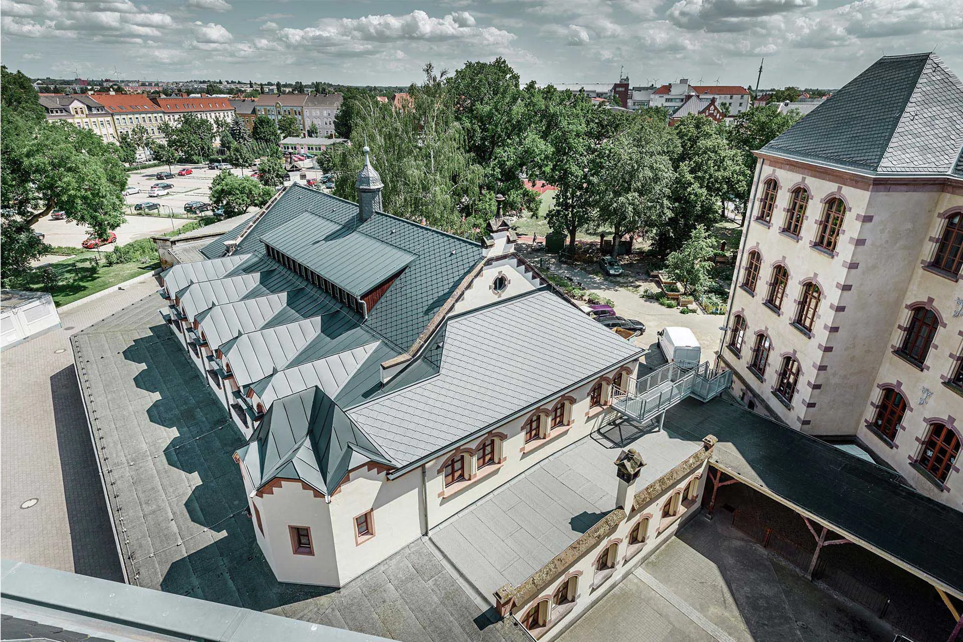 Schul-Turnhalle in Wittenberg, eingedeckt mit Dachrauten 29 x 29 und Prefalz in P.10 Anthrazit.