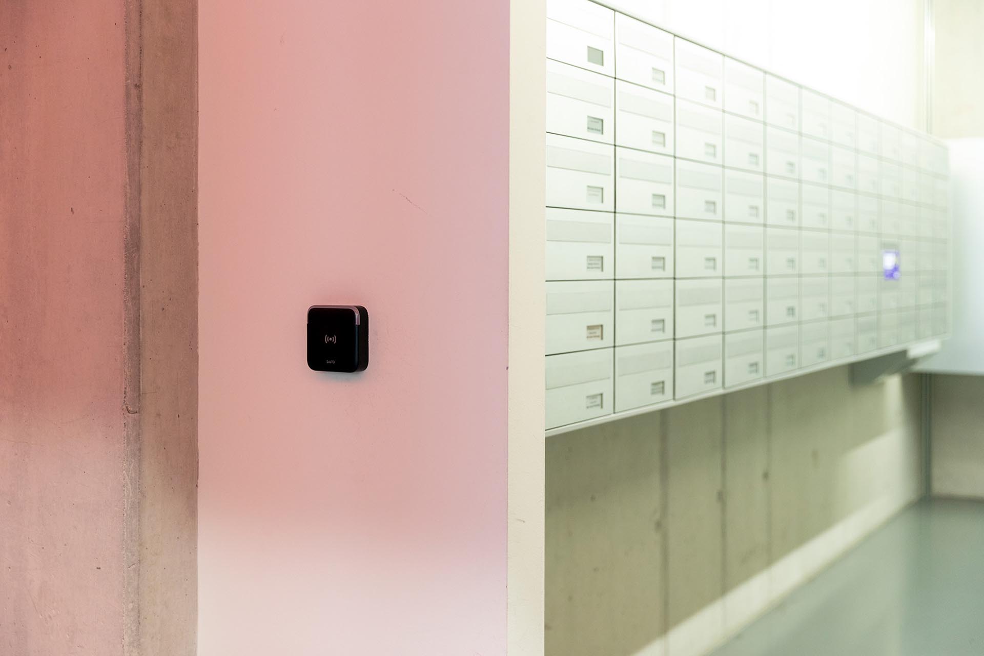 An der Briefkastenanlage des Technoparks Winterthur halten die Mieter ihr Identmedium vor den Wandleser, der über ein Relaisboard den passenden Briefkasten öffnet.