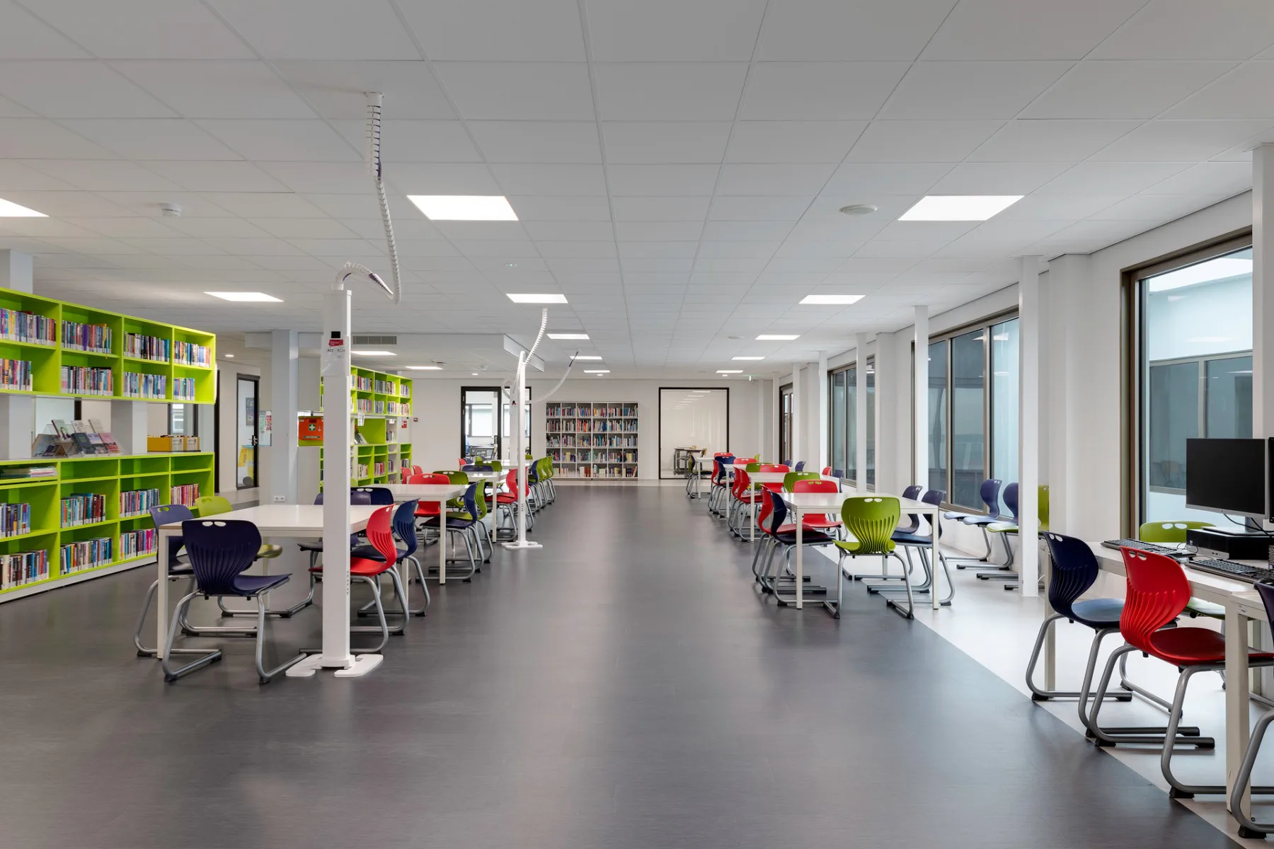 Das Sint-Janscollege in Hoensbroek, Niederlande, entschied sich aufgrund der Energieeffizienz und der Kreislauffähigkeit für Multilume Re:Think.