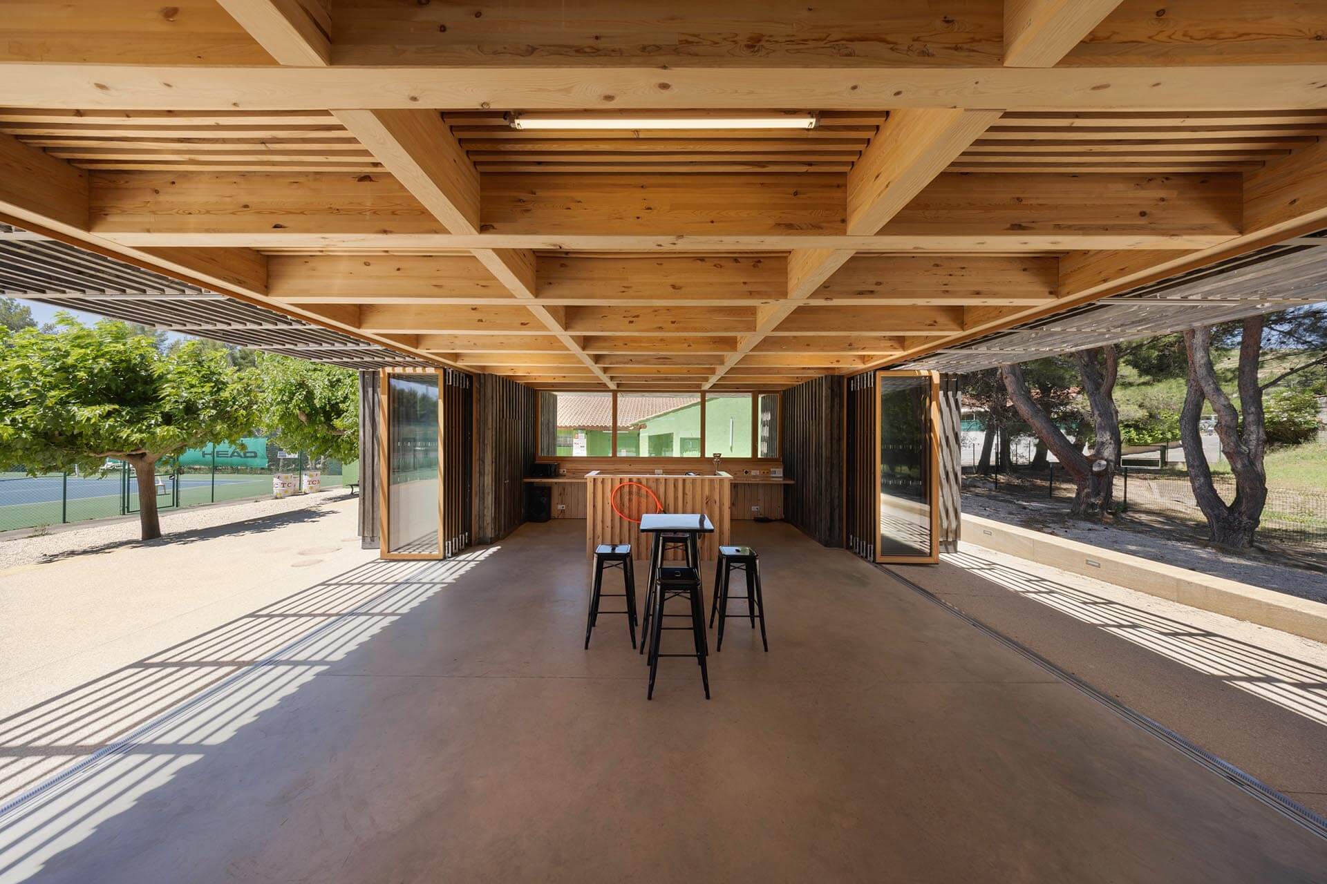 Dank des Glas-Faltwandsystems Woodline konnte die architektonische Identität des Projekts bewahrt und gleichzeitig moderne Bauelemente harmonisch integriert werden.