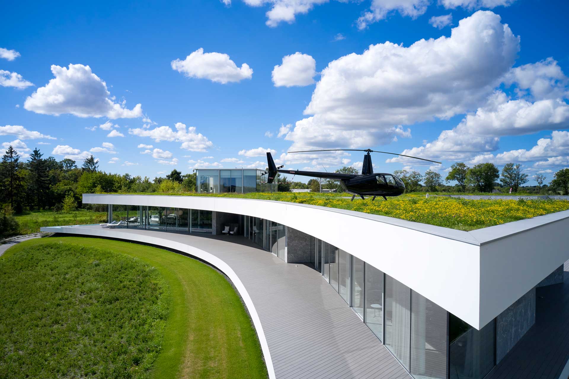 Die kubistische Form und das minimalistische Design der über 1500 m2 großen Anlage wurden bei den European Property Awards 2023 - 2024 in der Kategorie "Architecture Single Residence" ausgezeichnet.