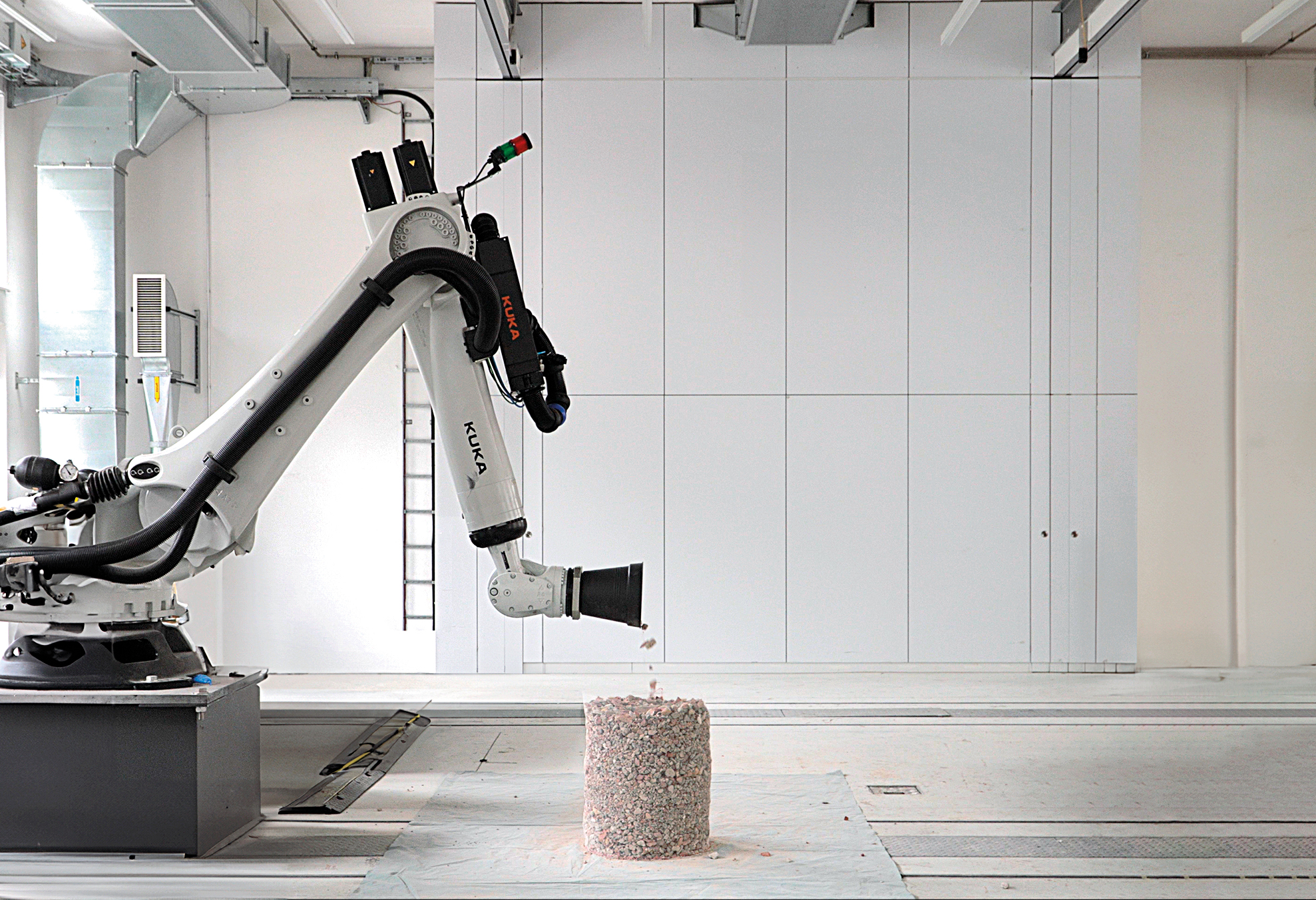 Beim Befüllen der Gabionen leisten Roboter wertvolle Hilfe. Der Herstellungsprozess wird dadurch enorm beschleunigt.