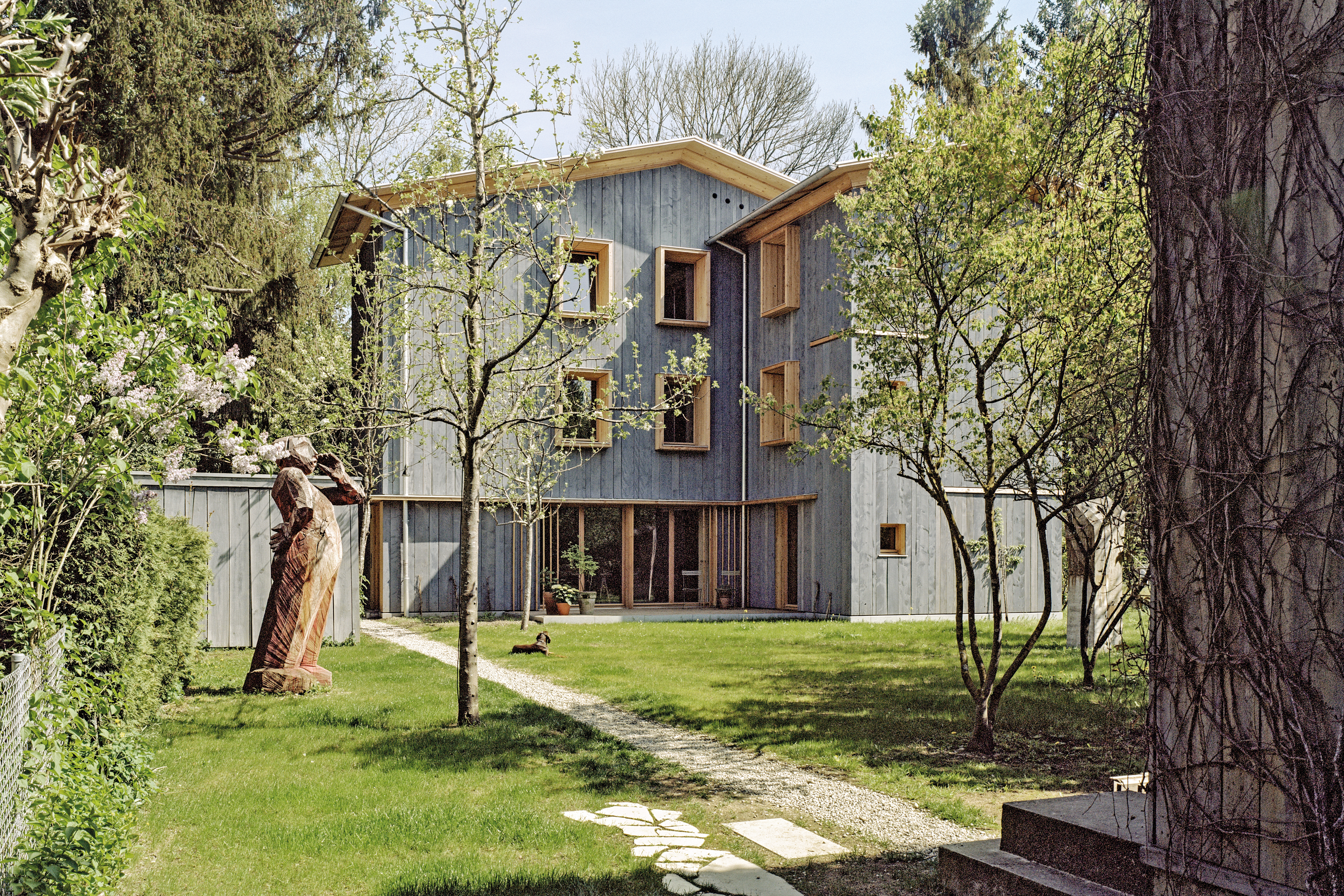 The garden house adopts traditional architectural features of common country cottages. The spruce facade siding with grey glazed finish matches the main building.