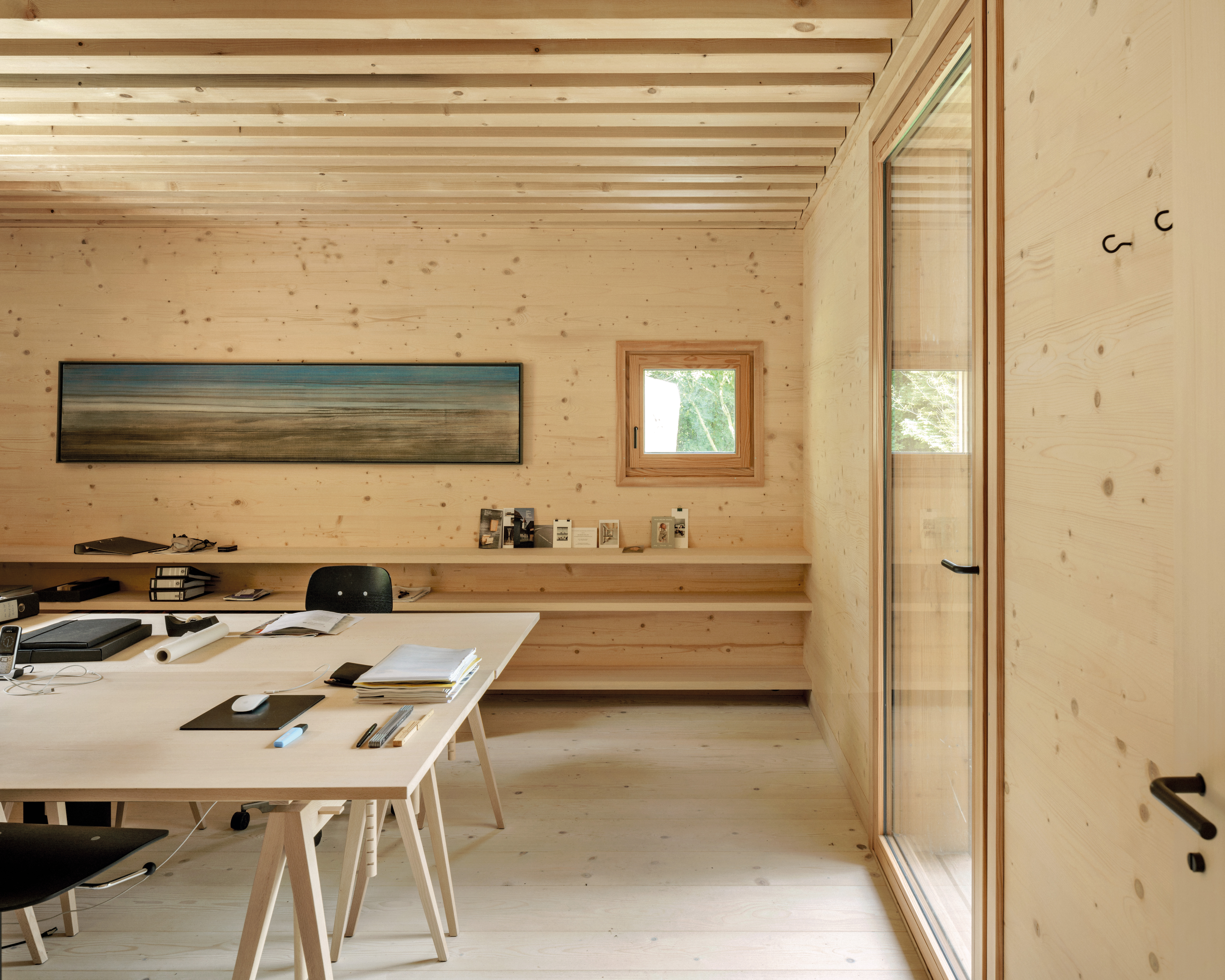 Alternating window formats define interior spaces with differing relation to the exterior.
