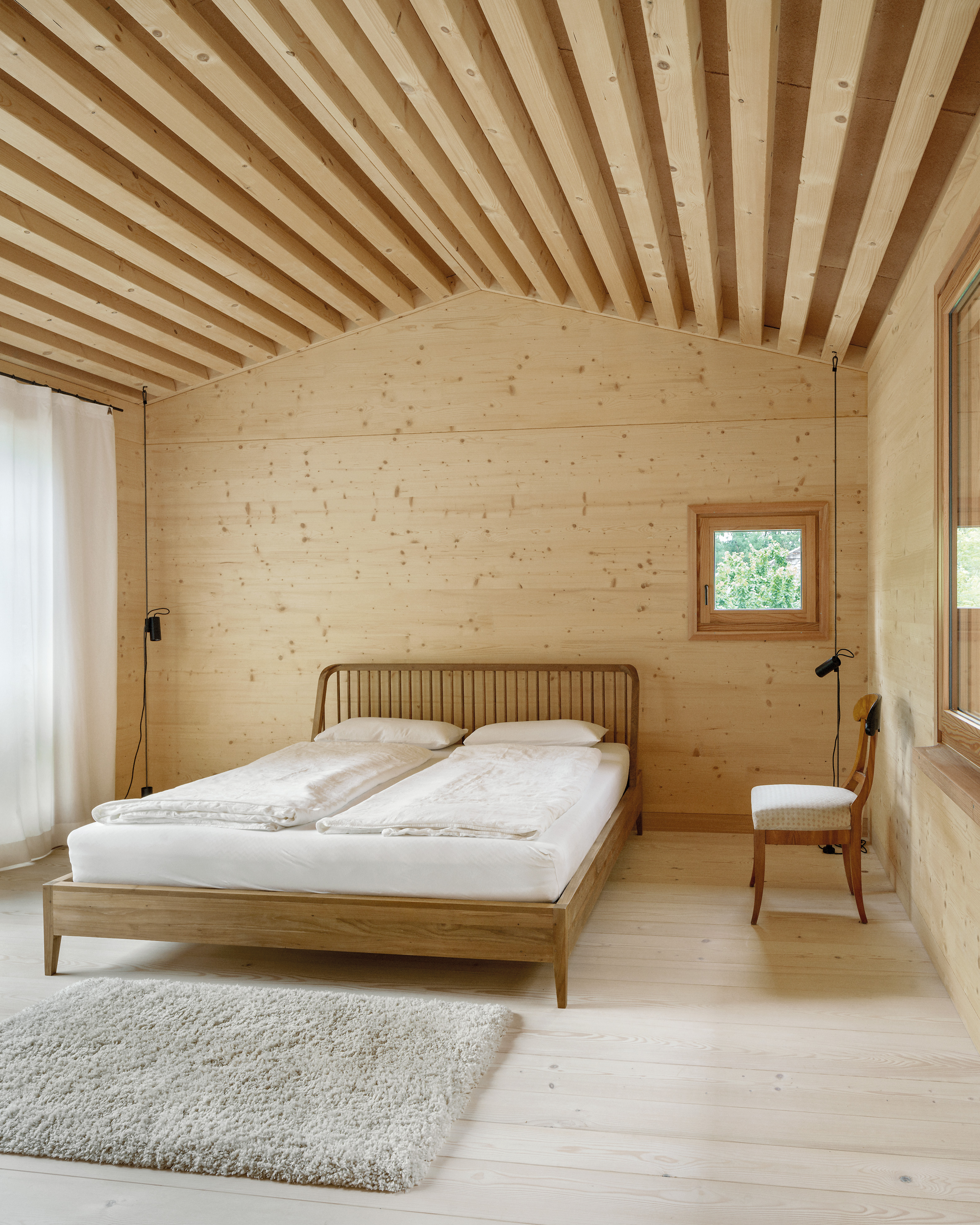 Alle drei Geschosse können als Büro oder Wohnung möbliert werden. Das Schlafzimmer im Dachgeschoss wird als Gästezimmer des Architekturbüros genutzt.