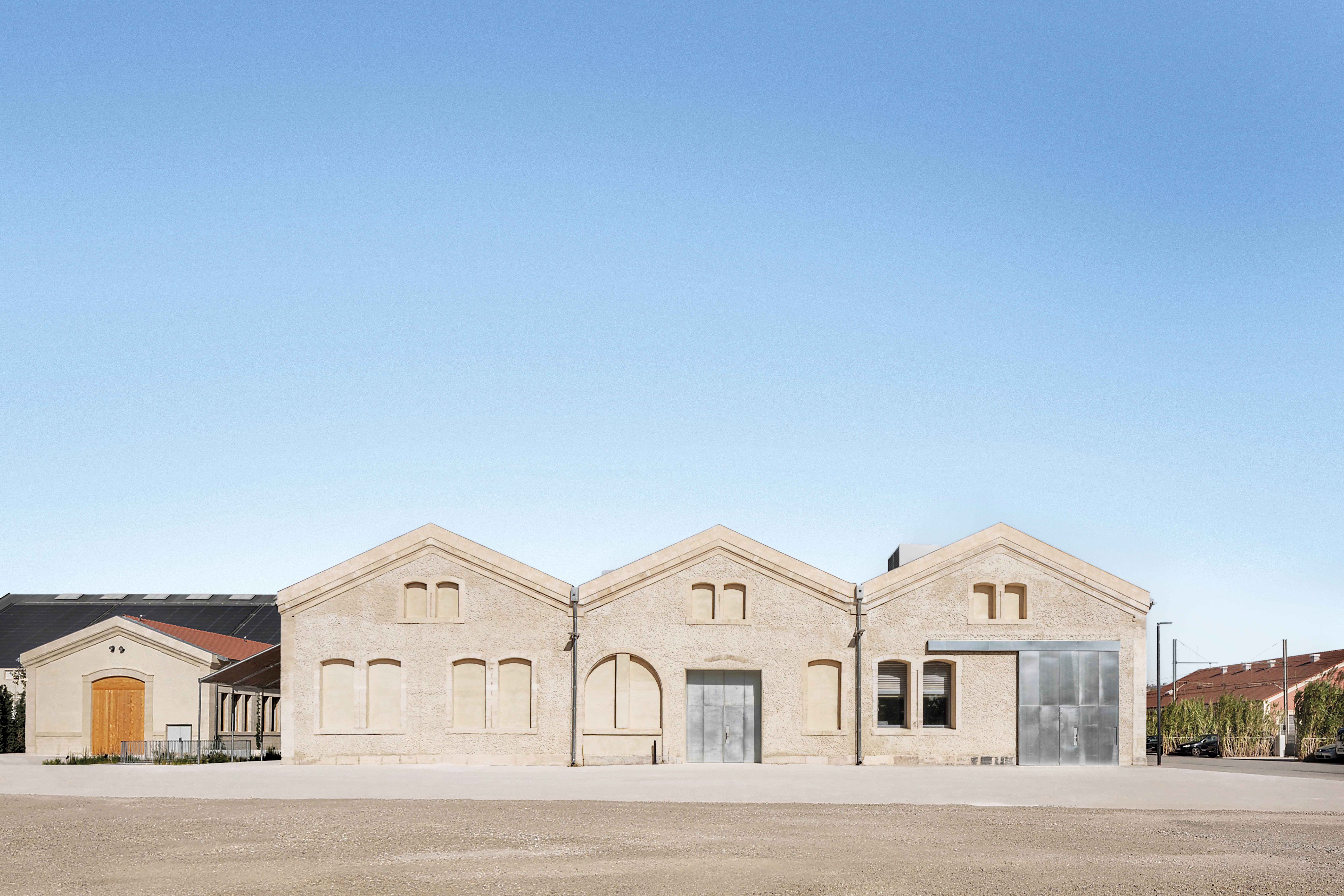 Die Industriehalle der französischen Bahn ist heute Teil eines Museumsareals. In der umgebauten Halle arbeiten Experten an der Entwicklung neuer regionaler Baustoffe.