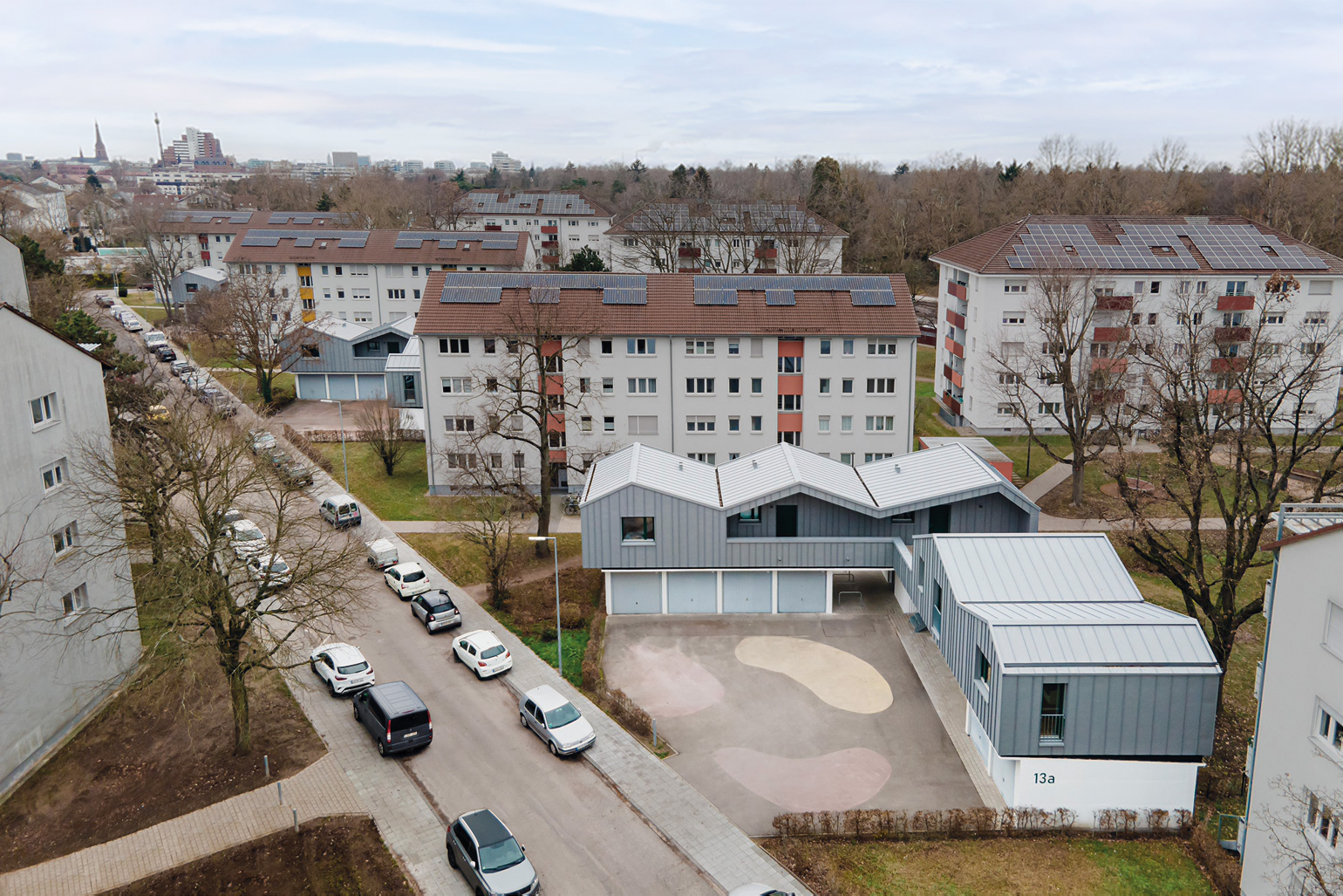 In der Nachkriegssiedlung entstanden zwölf neue Wohneinheiten auf drei Garagenanlagen. Die Aufbauten sind als prototypische Nachverdichtung konzipiert.