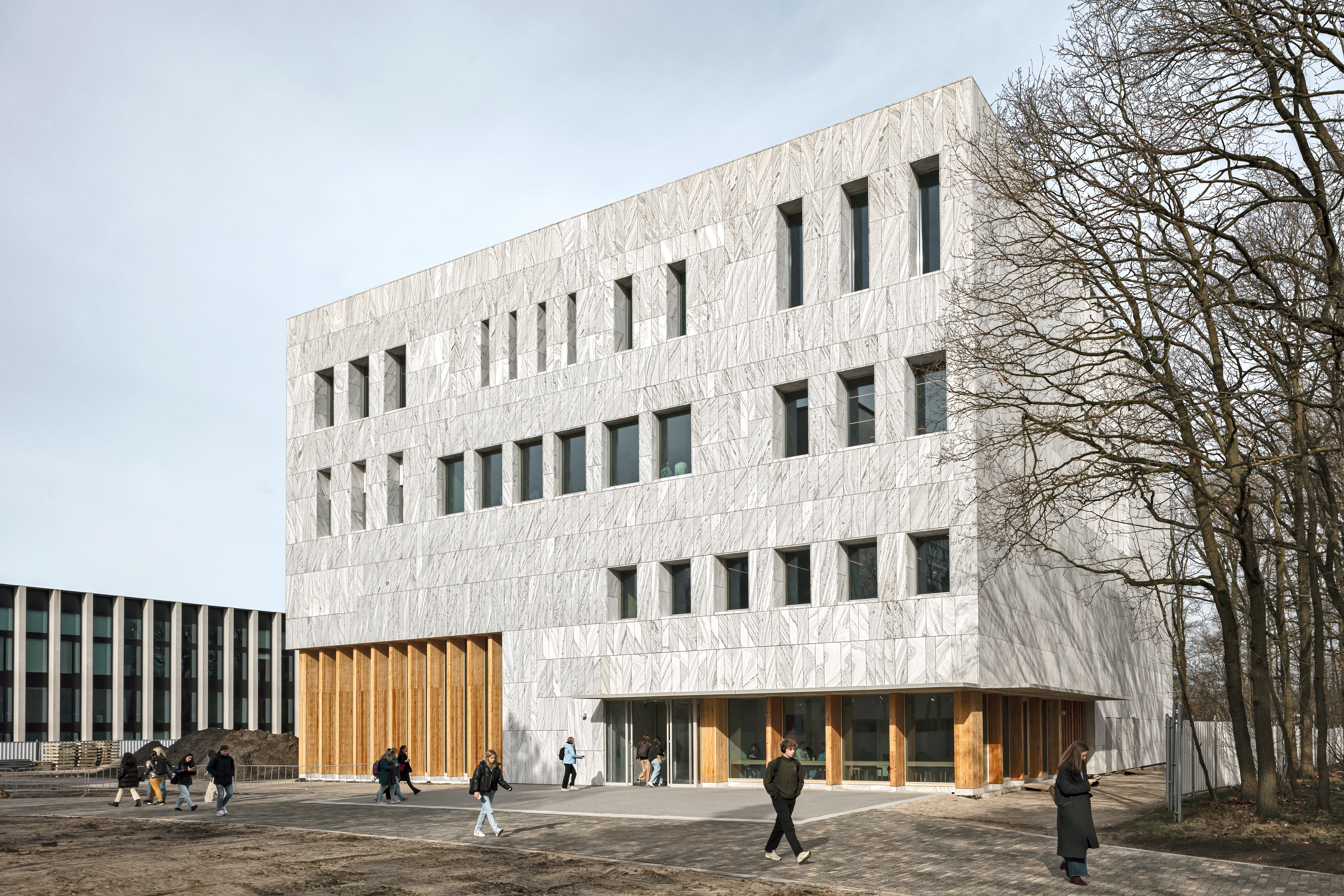 Die Fassade aus sandgestrahltem Marmor mit tief eingeschnittenen Fenstern ist eine Referenz an das benachbarte Cobbenhagen- Gebäude aus dem Jahr 1962.