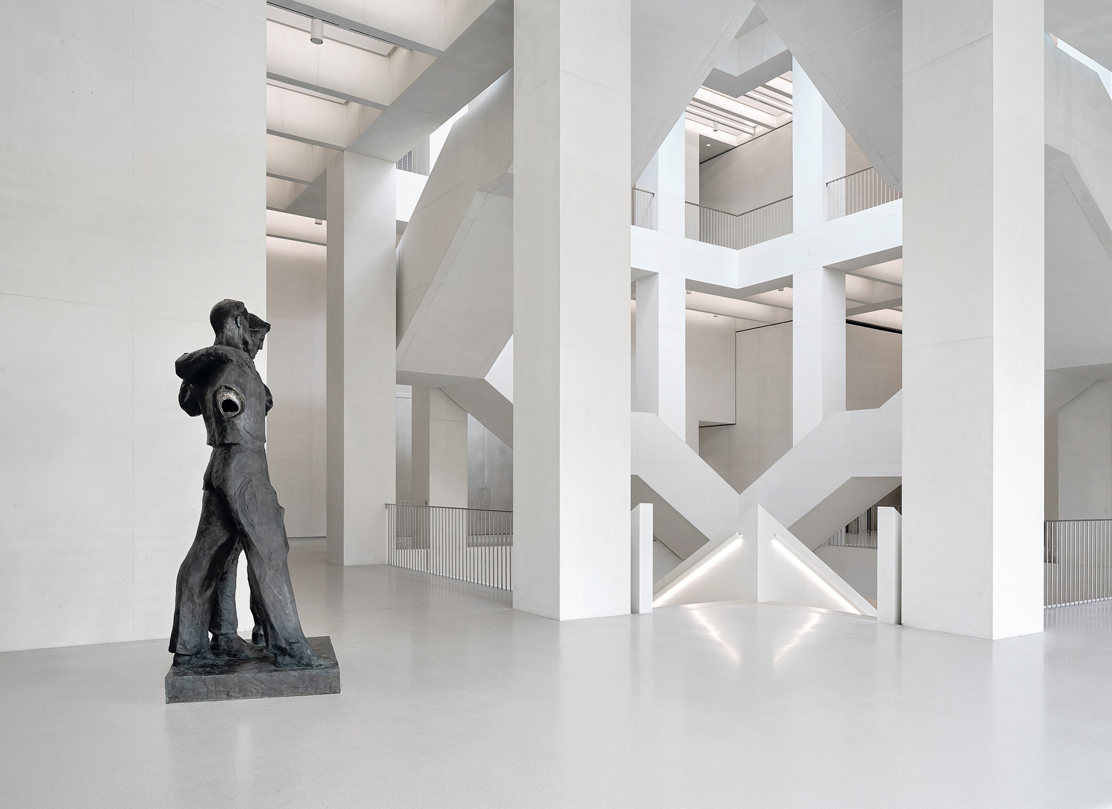 Wände und Decken aus Weißbeton und ein heller Terrazzoboden sorgen auch im Inneren des Museums dafür, dass nichts vom Kunstgenuss ablenkt.