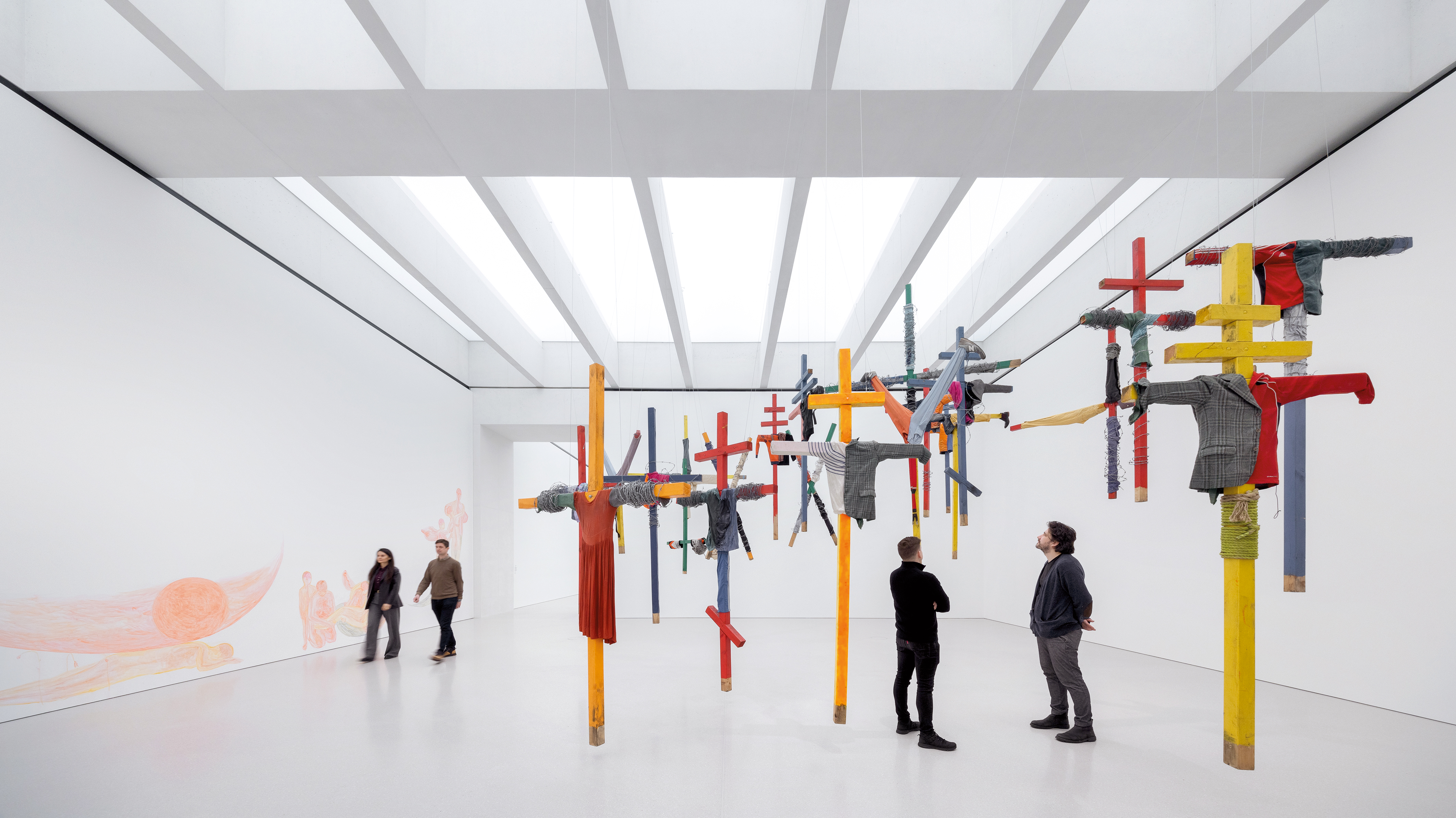 Fast alle Ausstellungssäle des Museums erhalten Tageslicht. Ins oberste Geschoss fällt es durch eine vom Ingenieurbüro Arup gestaltete Lichtdecke.