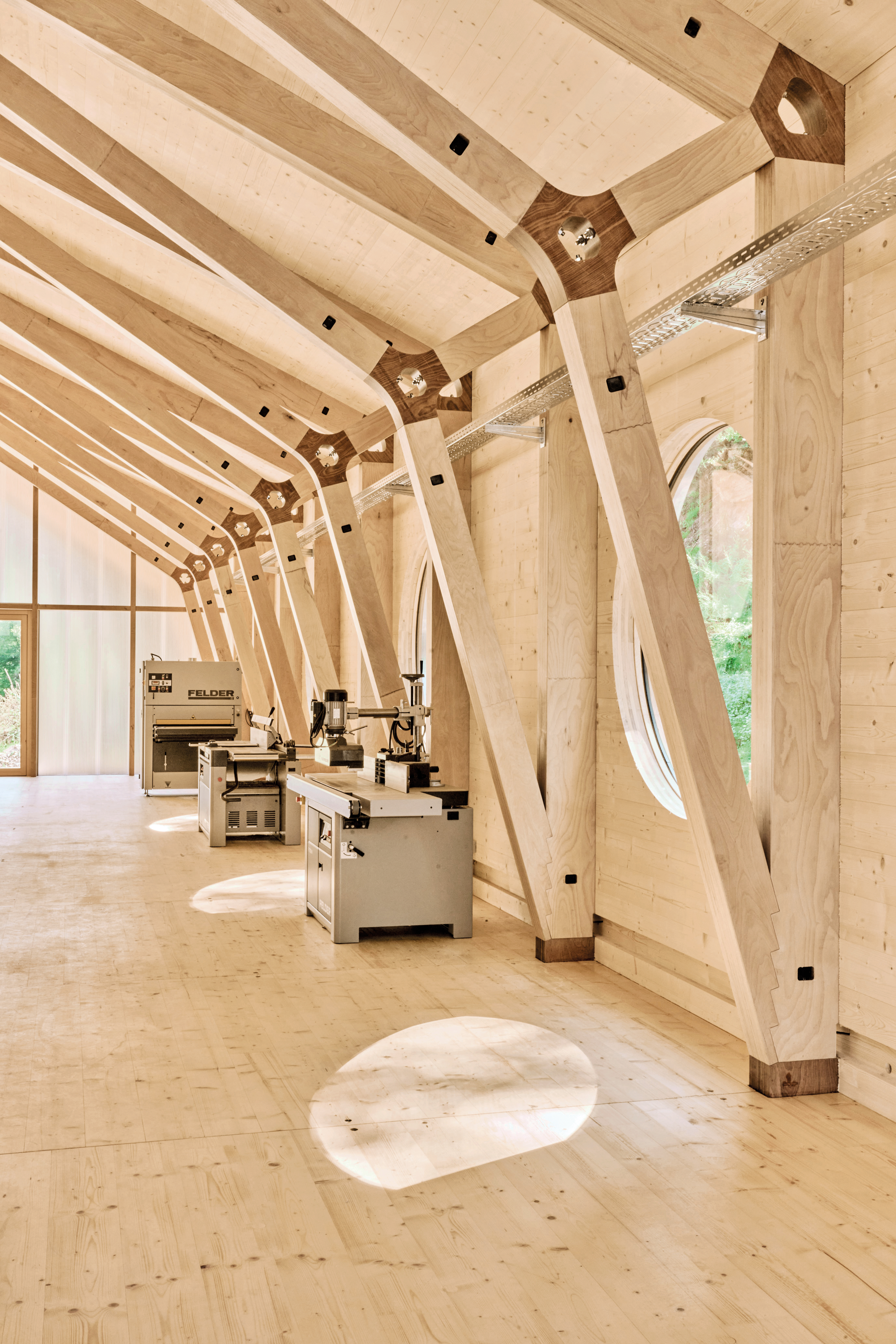 In der kreislauffähig konzipierten Werk- und Forschungshalle in Diemerstein ermöglichen neue Verbindungsmittel aus Kunstharzpressholz eine reversible Konstruktion.