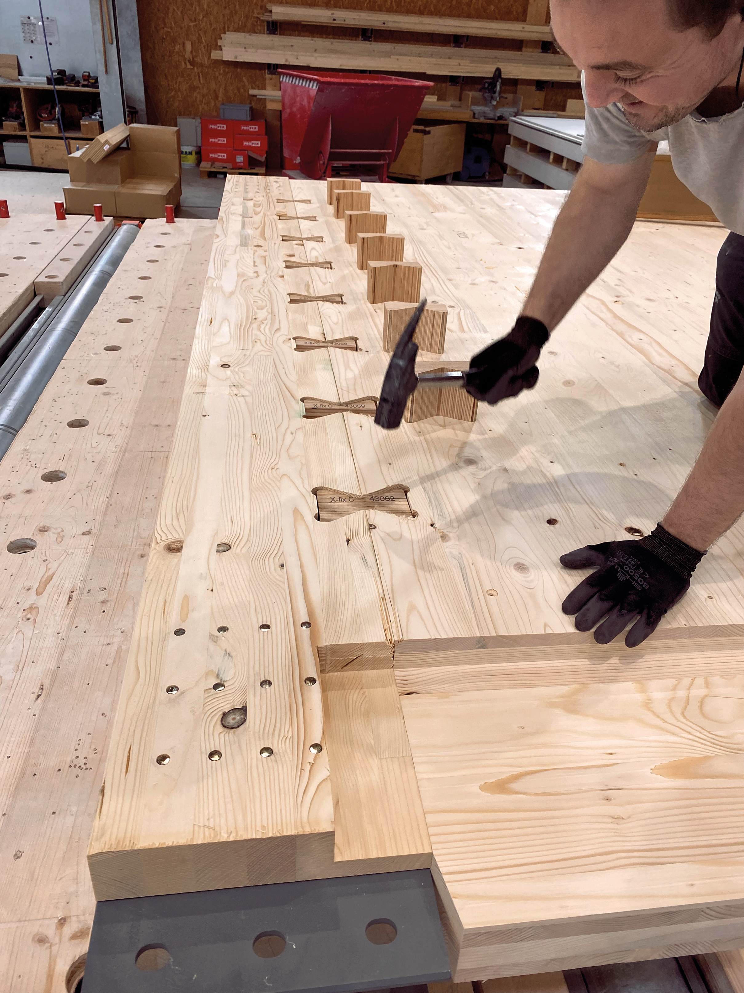 Die Brettsperrholzplatten werden in der Fläche durch X-fix- Schwalbenschwanzverbinder und in den Geschossübergängen durch Nocken miteinander verbunden.