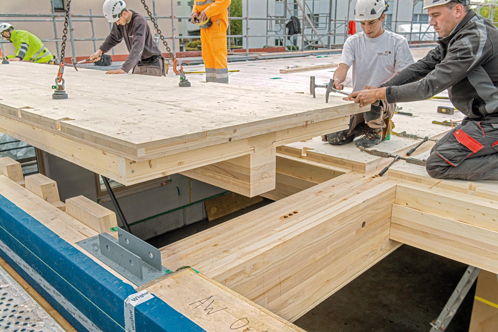 Die Brettsperrholzplatten der Rippendecken übernehmen zusammen mit den Platten in den Außenwänden die Aussteifung des Gebäudes.