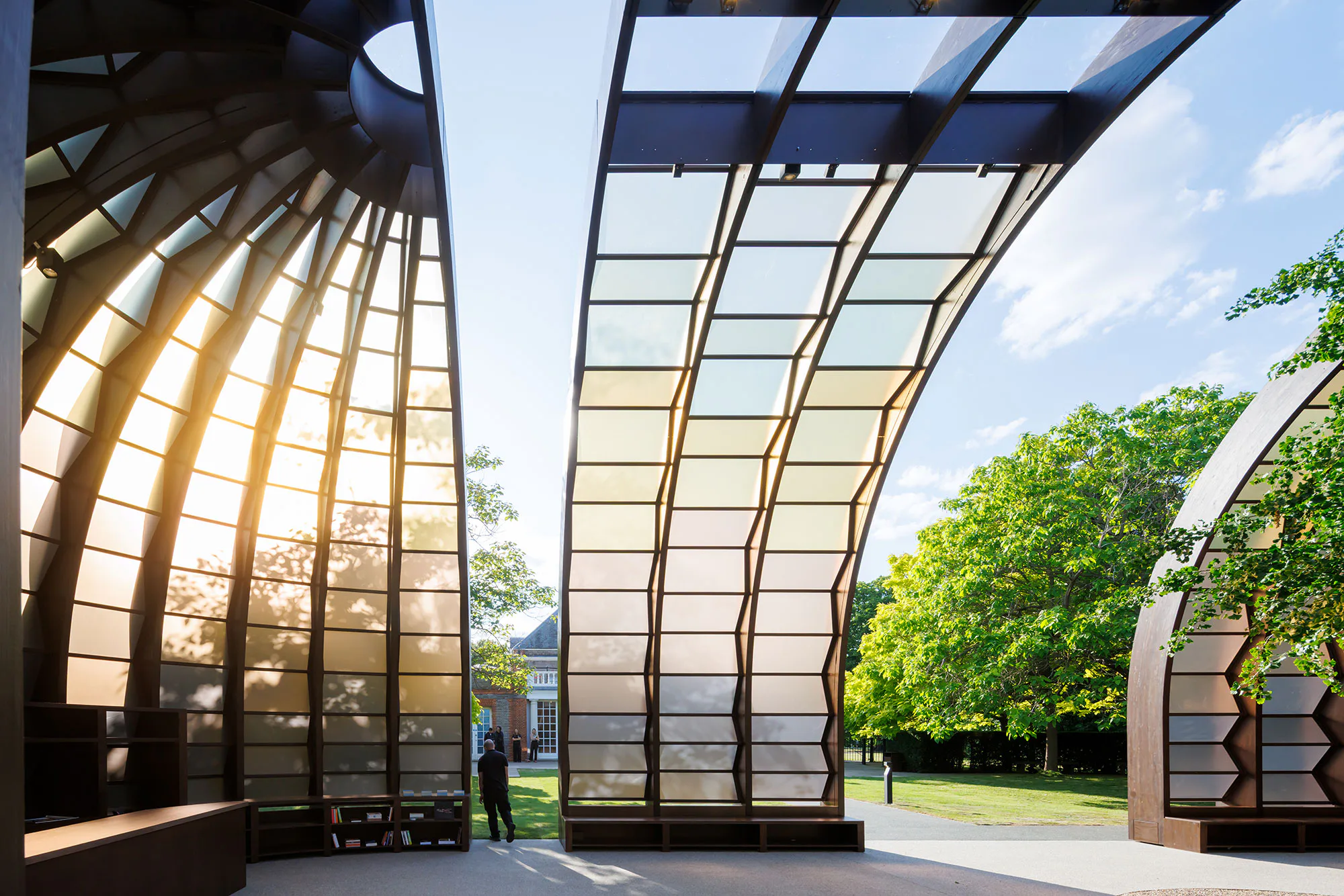 Eine transluzente Fassade sorgt im Inneren für ein Spiel mit Licht und Schatten.