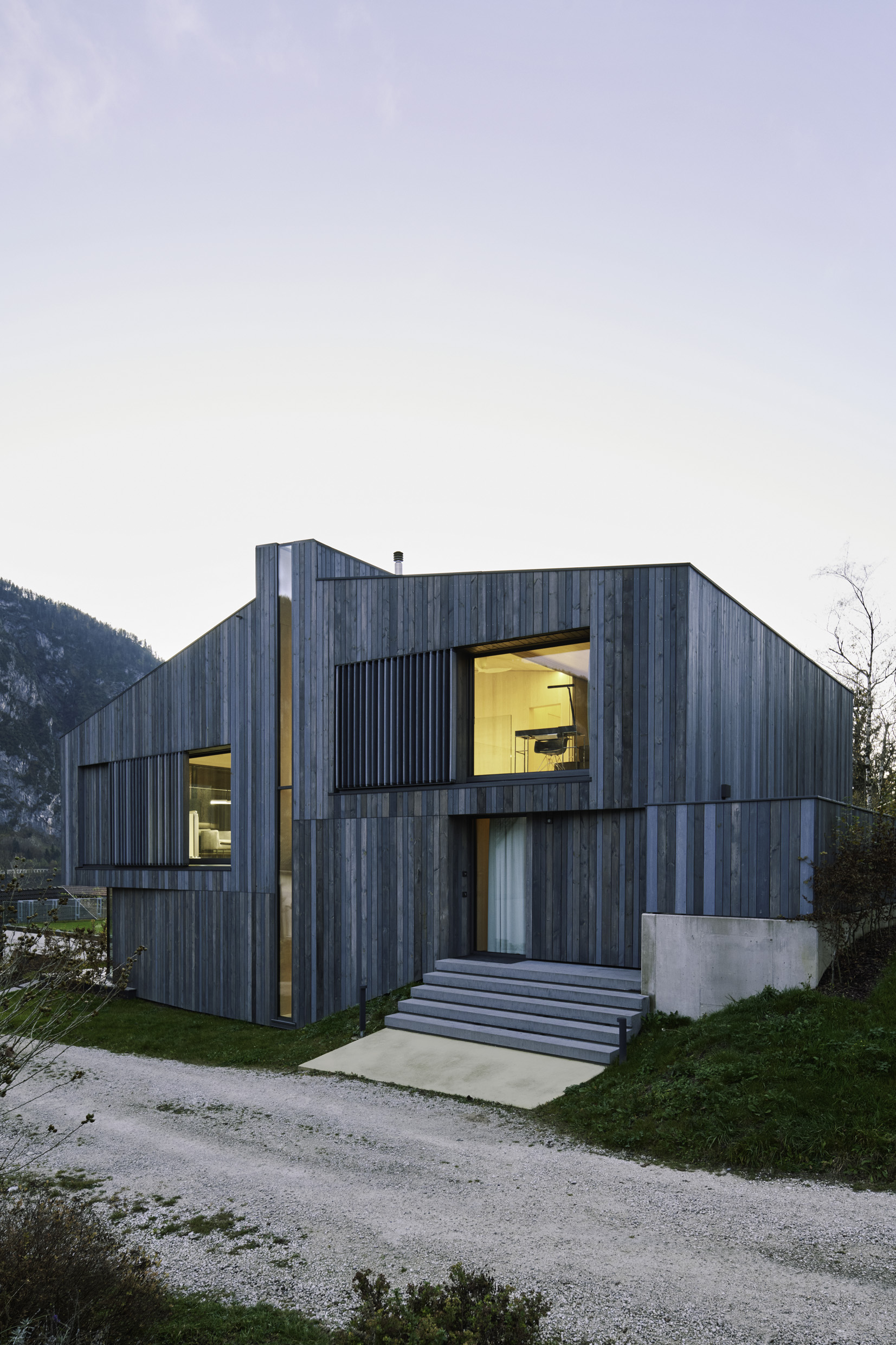 The glass guardrails on the upper floor are held at the sides by just two narrow edging profiles. They are located in the frame level of the cero sliding windows.