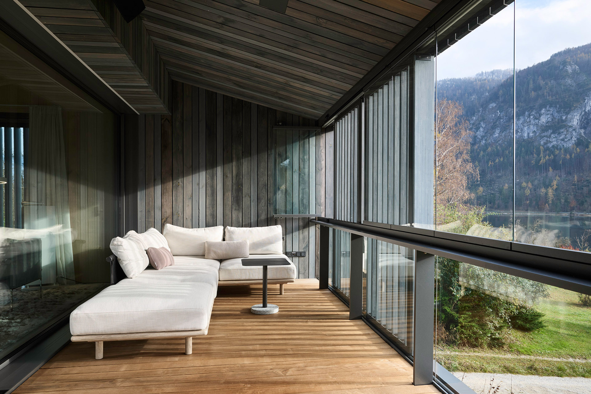 The insulated primary façade in the loggia consists of cero sliding windows, while Proline T sliding/turning units mounted on an SL Plus balustrade were used as the non-insulated secondary facade.