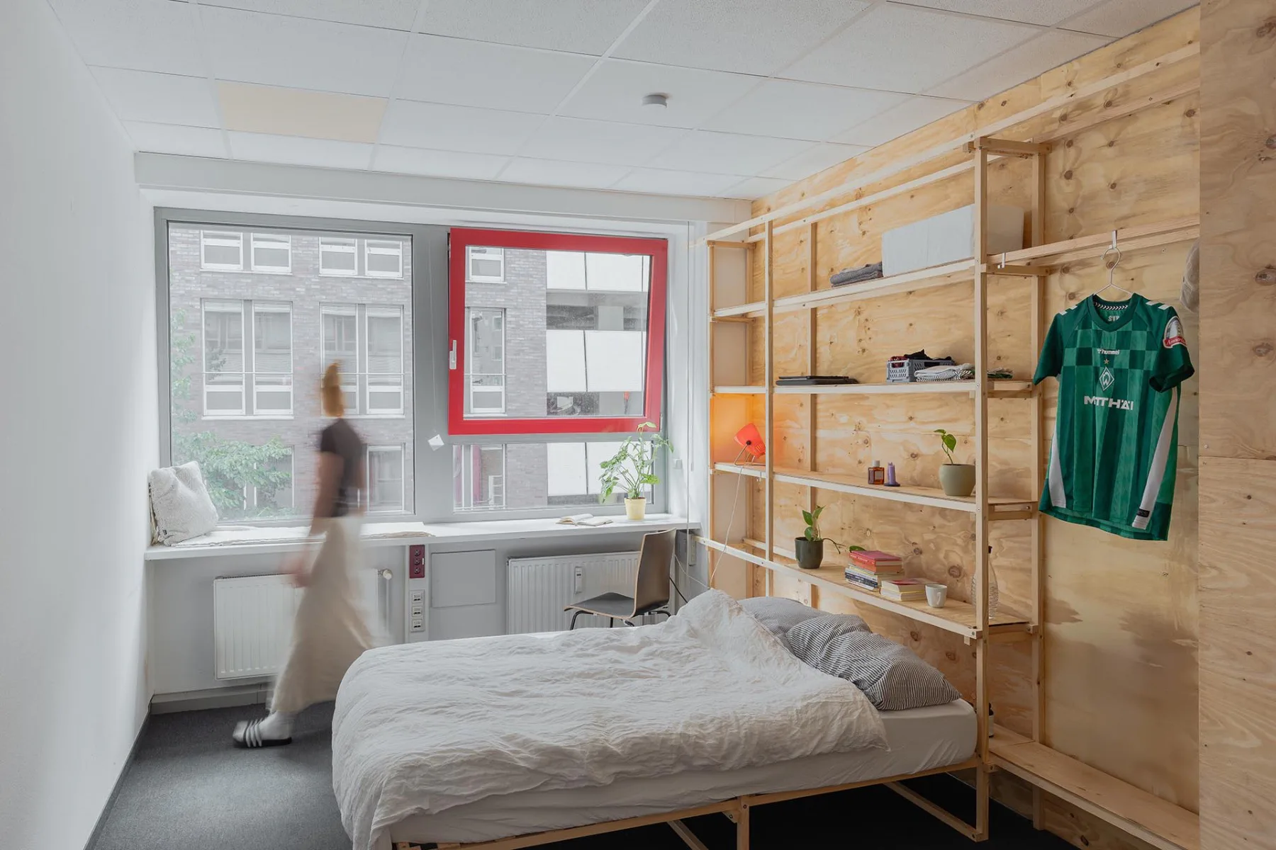 Studierende der Hafencity Universität und das Kollektiv vonwegenleer testen temporäres Wohnen in einer Büroetage am Alten Fischmarkt in Hamburg-Mitte.