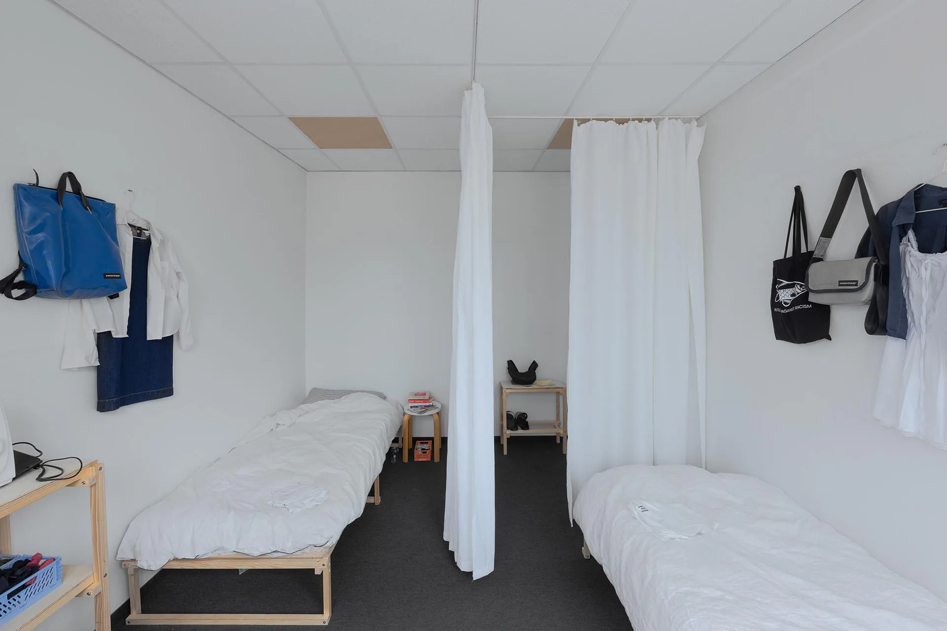 Zwei der Schlafzimmer werden geteilt. Verschiedene Elemente kreieren Privatsphäre - hier ein flexibler Vorhang.