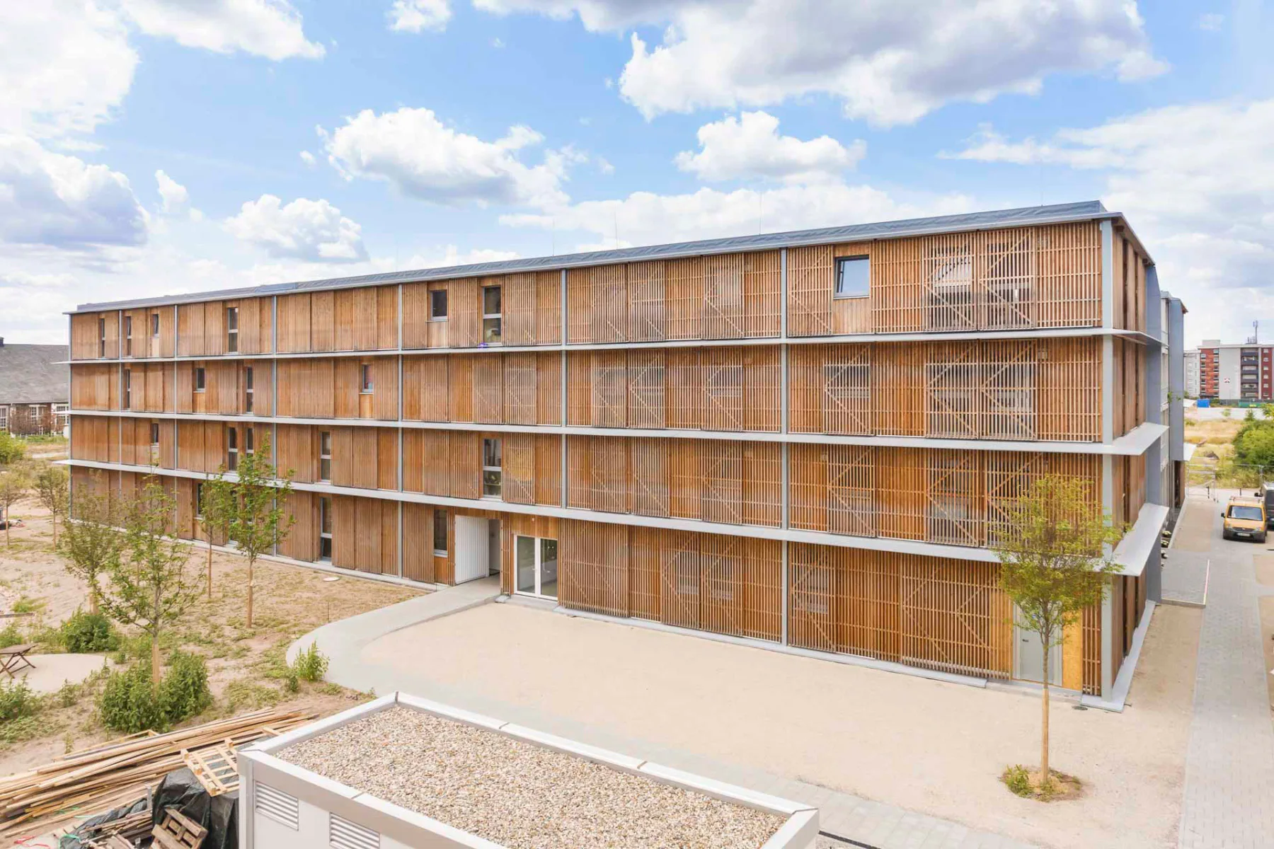 Vor den Fenstern des Collegium Academicum sorgen Holzschiebeläden für Privatsphäre.