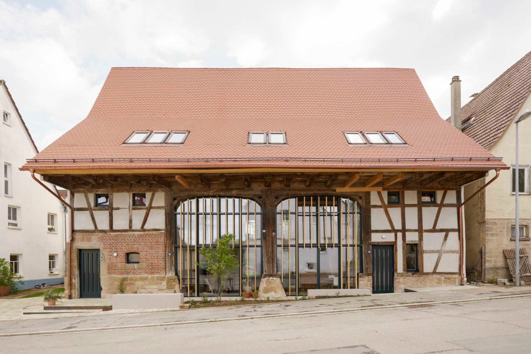 Denkmalgeschützte Doppelscheune wird Mehrfamilienhaus