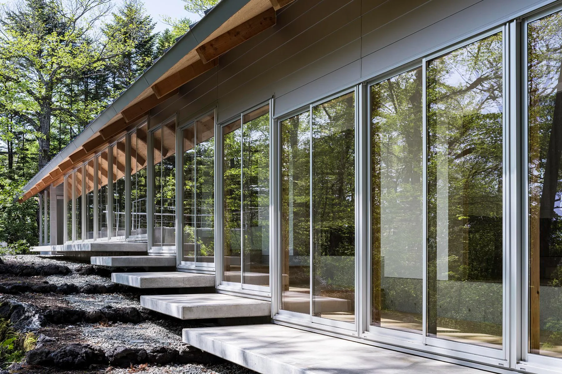 Die Höhenabstufung der seitlichen Veranda setzt sich auch im Inneren des Ferienhauses in Karuizawa fort.