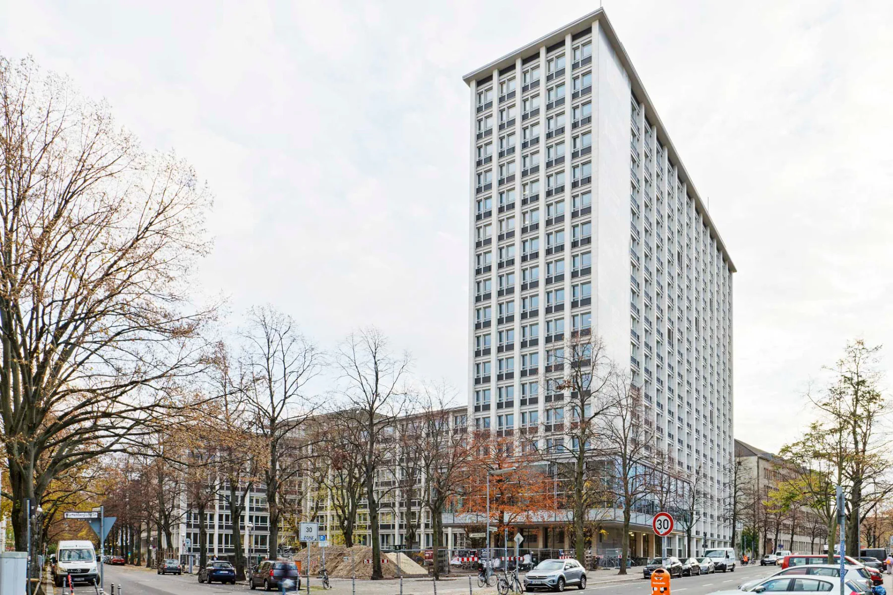 Mit den Glasfaserbetonelementen erhielt der Bau aus dem Jahr 1956 eine verhältnismäßig leichte Hülle, die im Werk witterungsunabhängig vorgefertigt und auf der Baustelle rasch montiert und justiert werden konnte.