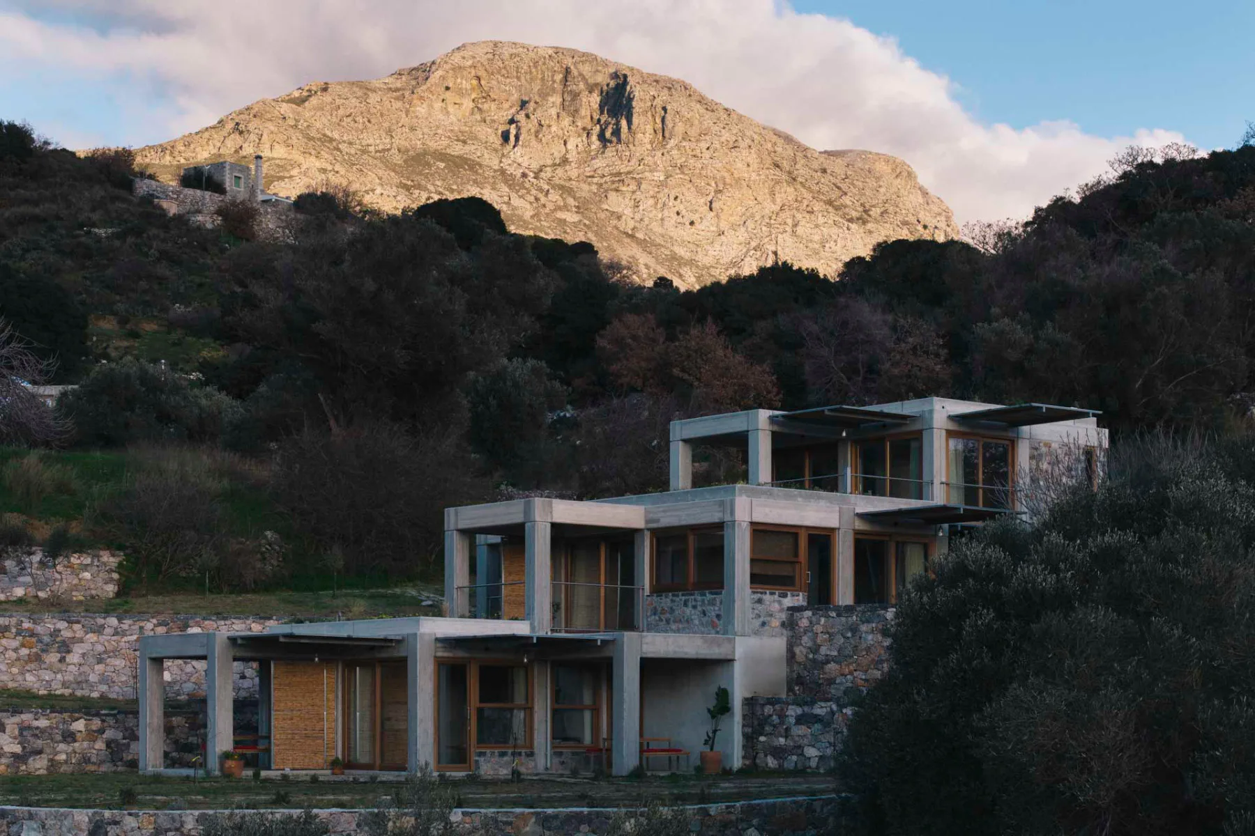 Die Meraki Studios fügen sich harmonisch in die Topografie der Mittelmeerinsel ein. Das Ensamble wirkt wie eine architektonische Hommage an die kretische Natur.