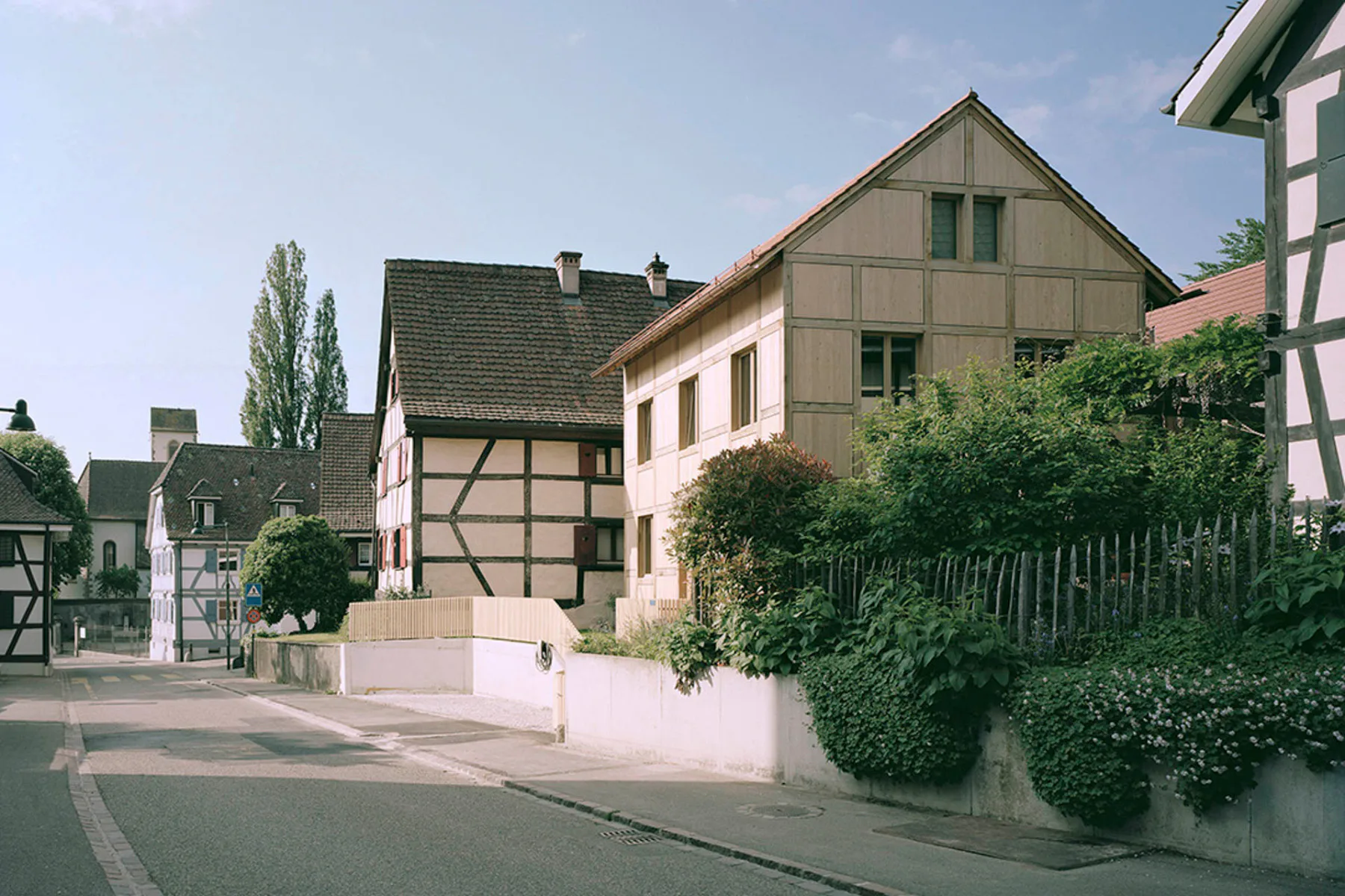 Degelo Architekten übersetzte die schützenswerte äußere Erscheinung des historischen Fachwerks in einen modernen Holzrahmenbau.