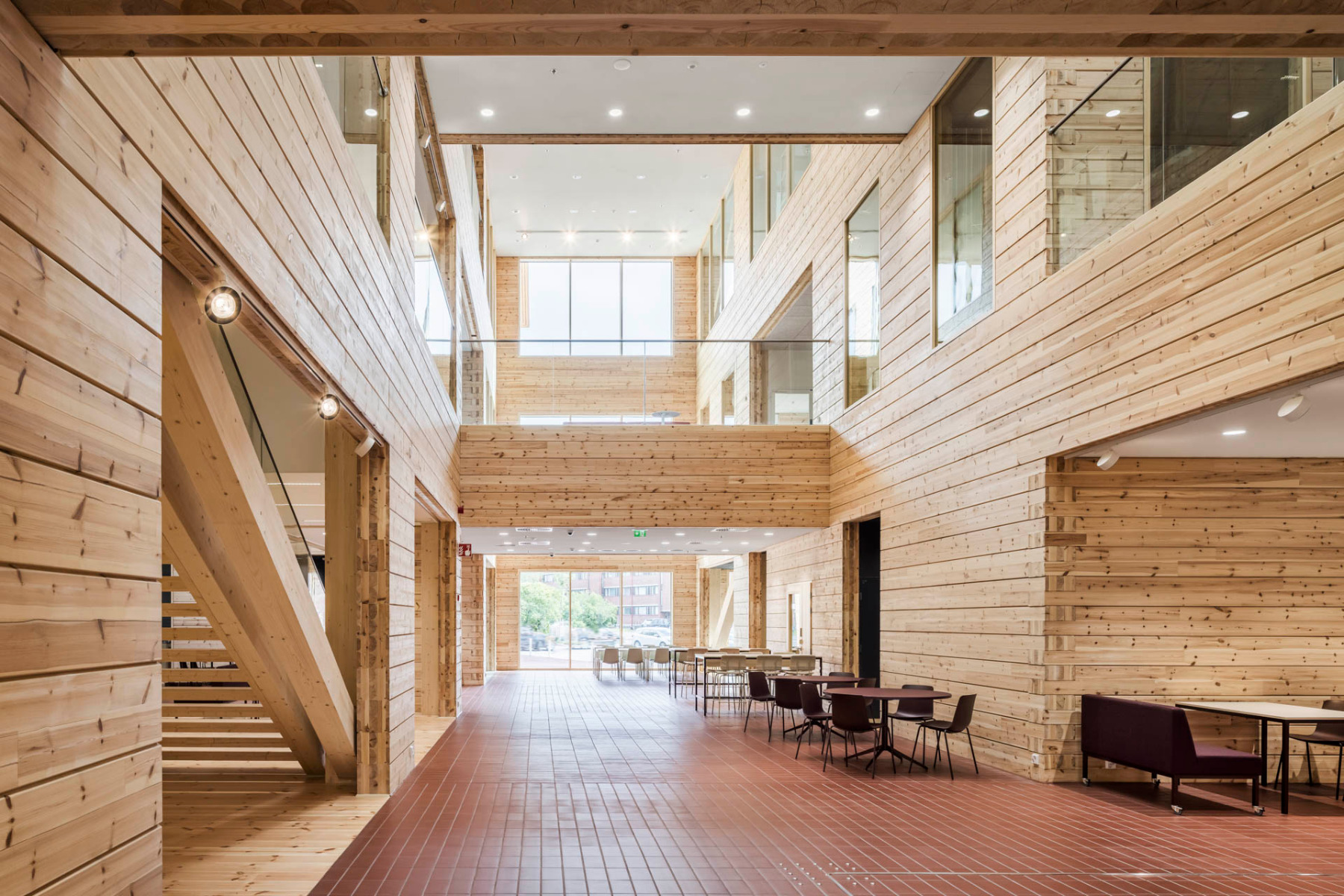 Schule und Gemeindezentrum von AOR Architects