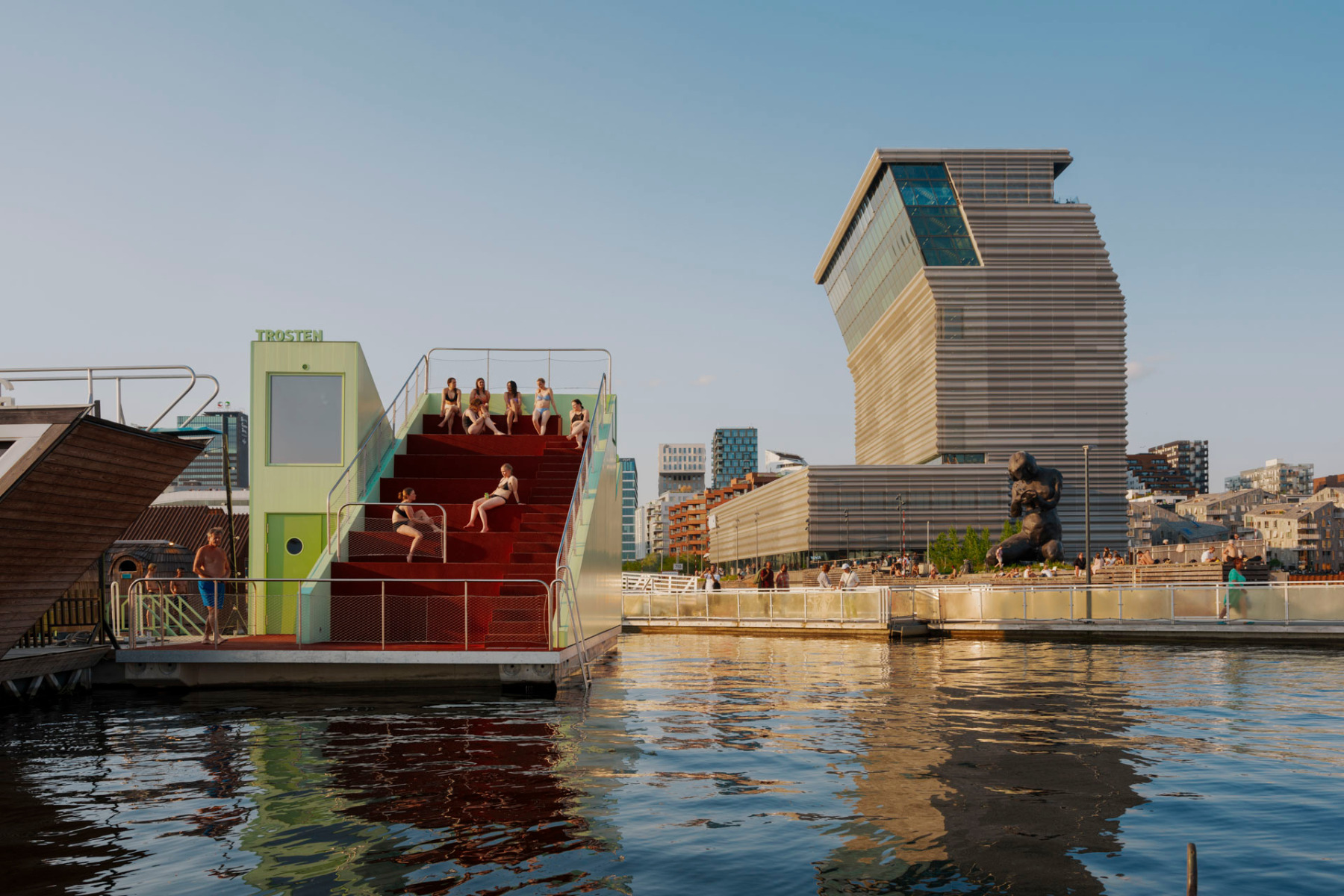 Schwimmende Sauna in Oslo von Estudio Herreros